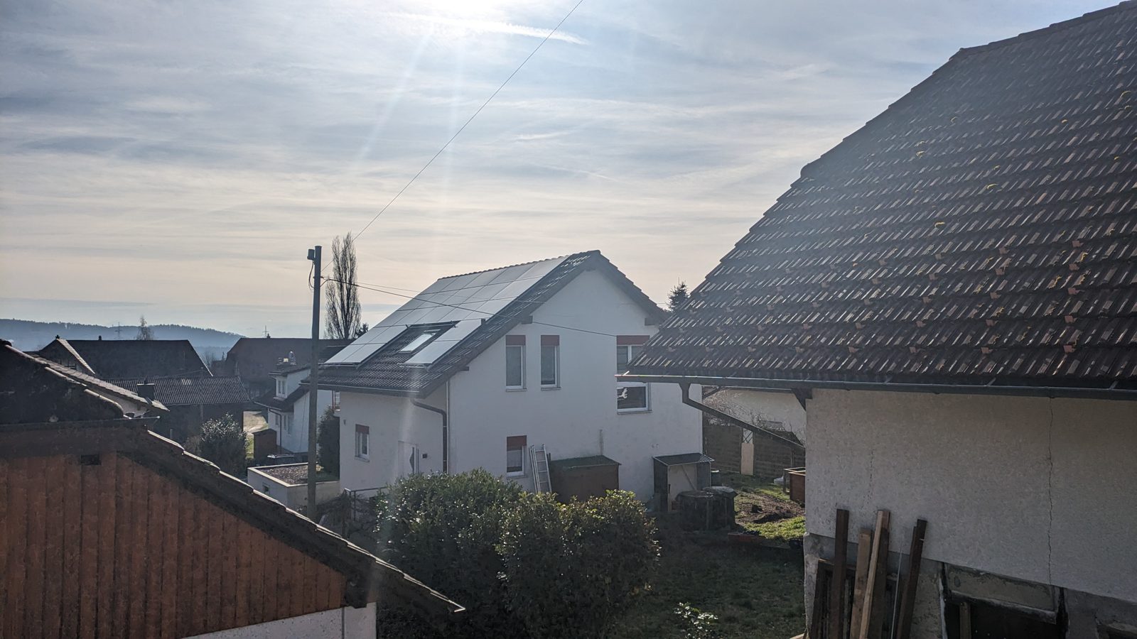 38 Meyer-Burger-Module mit Schneeschutz auf einem Einfamilienhaus in Safnern – Solarmaa