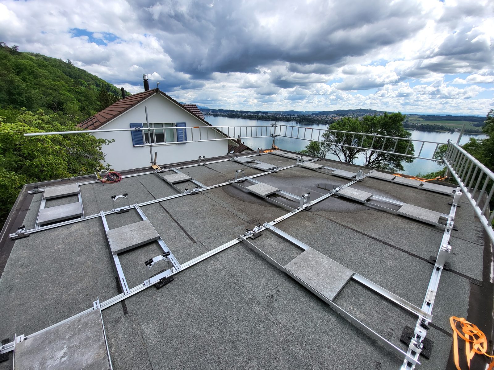 Aufgeständerte Solaranlage auf Flachdach mit Kies in Buchrain