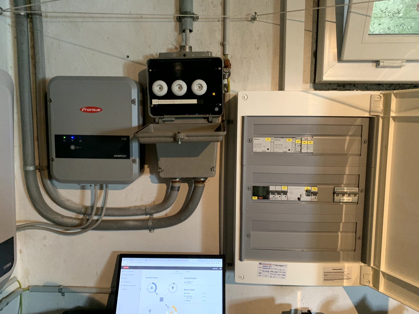 Fronius Ohmpilot und Verteiler mit Live-Anzeige der Produktion auf dem Laptop