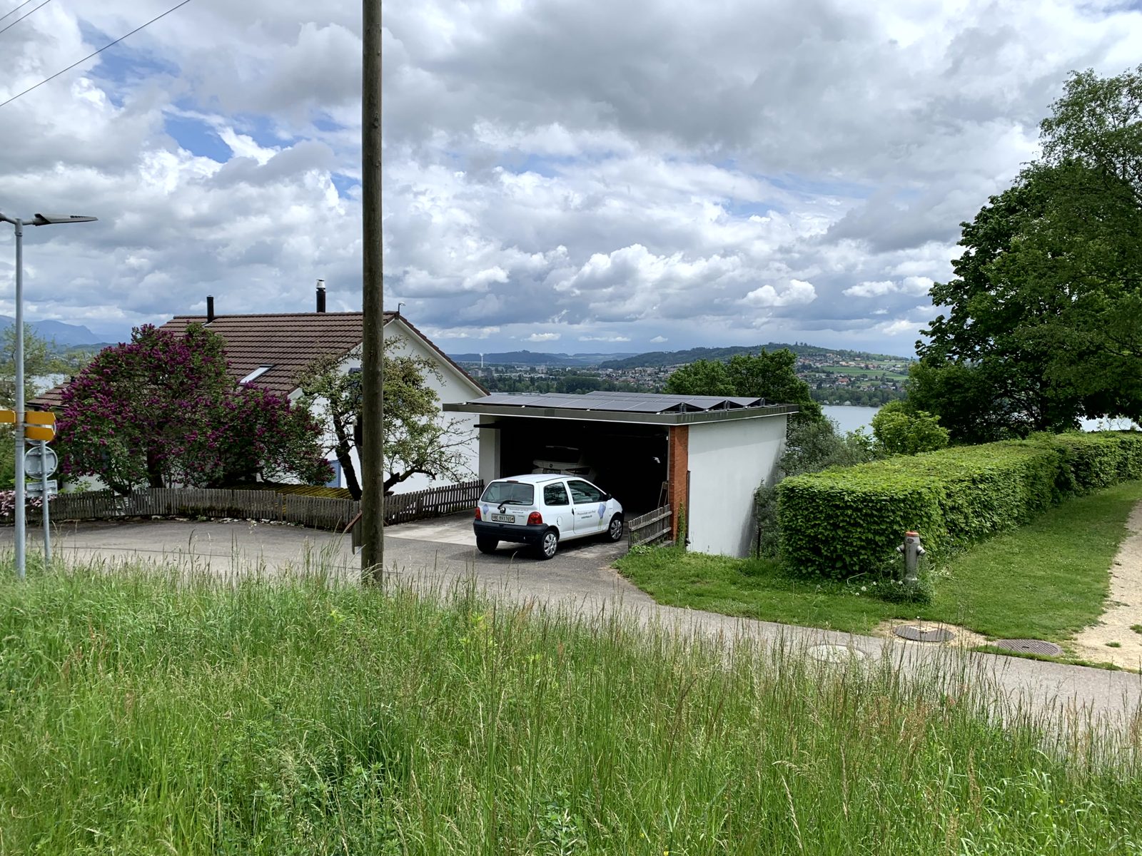 Garage mit Solaranlage in Tüscherz-Alfermée mit Blick auf den Bielersee