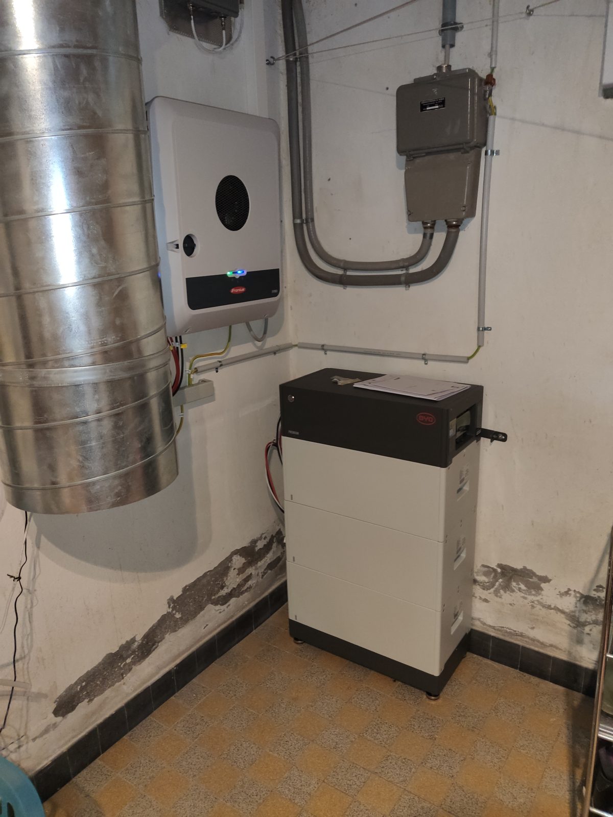 Fronius-Wechselrichter mit BYD-Speicher im Technikraum