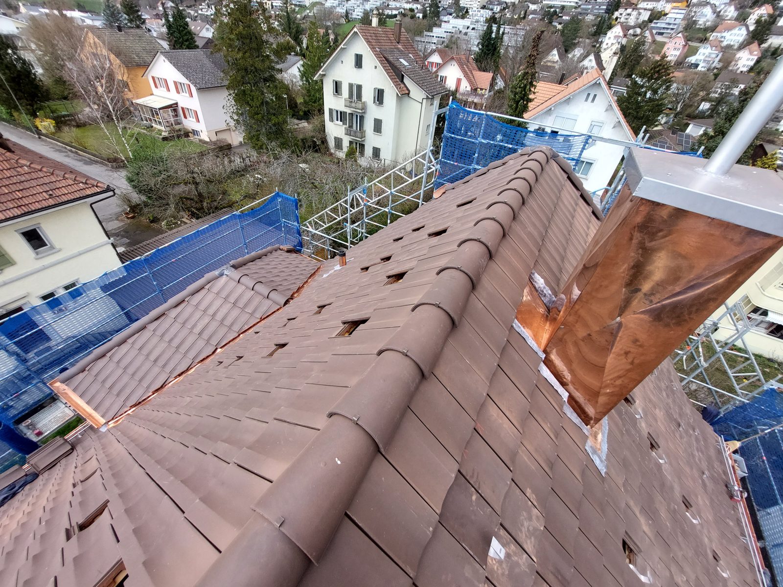 Aufdach-Solaranlage auf Ziegeldach eines Einfamilienhauses in Hermrigen
