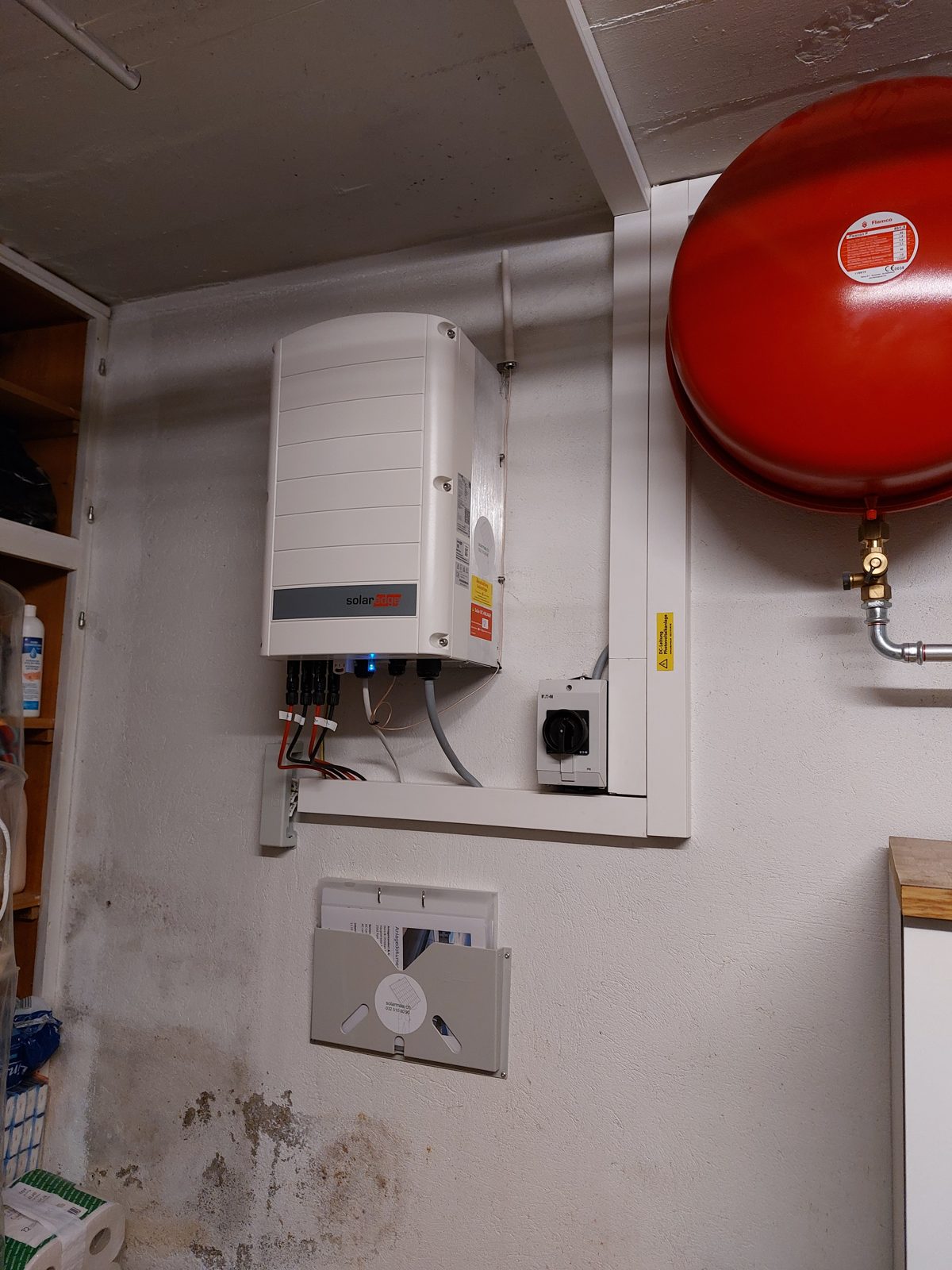 SolarEdge-Wechselrichter im Technikraum des Einfamilienhauses in Port