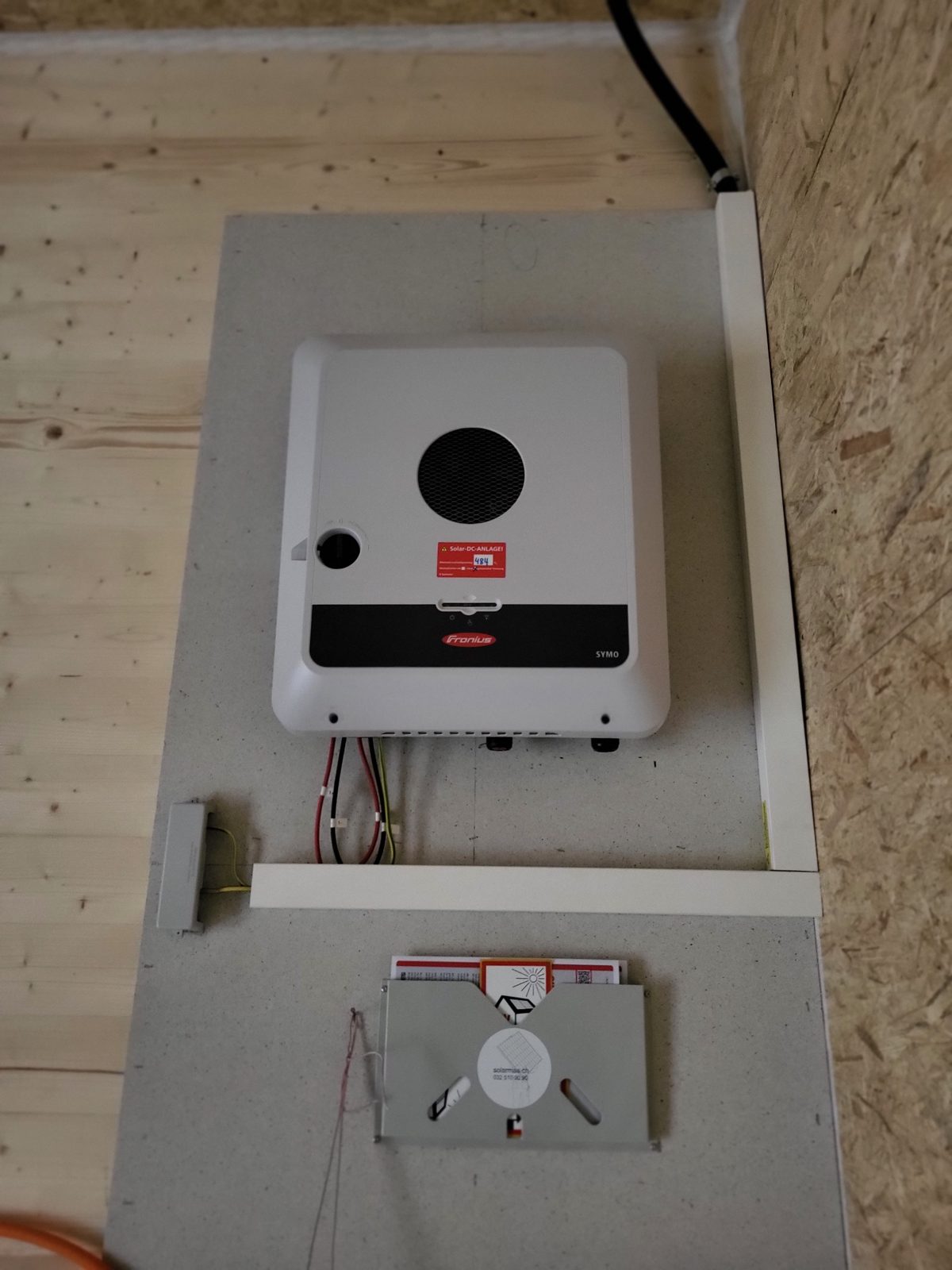 Detail der Modulbefestigung auf Welleternit in Aegerten