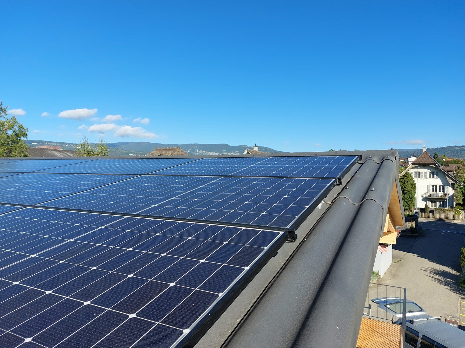 Meyer-Burger-Module auf einem Welleternitdach in Aegerten – Solarmaa