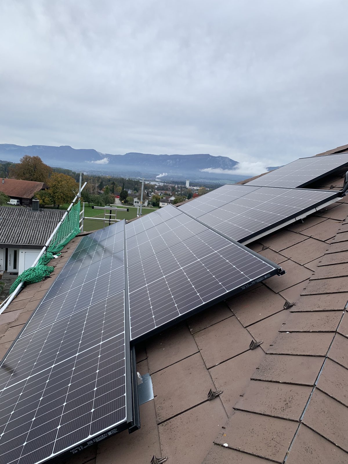 Solaranlage auf Flachdach und Eternitschindeln in Horriwil – Solarmaa