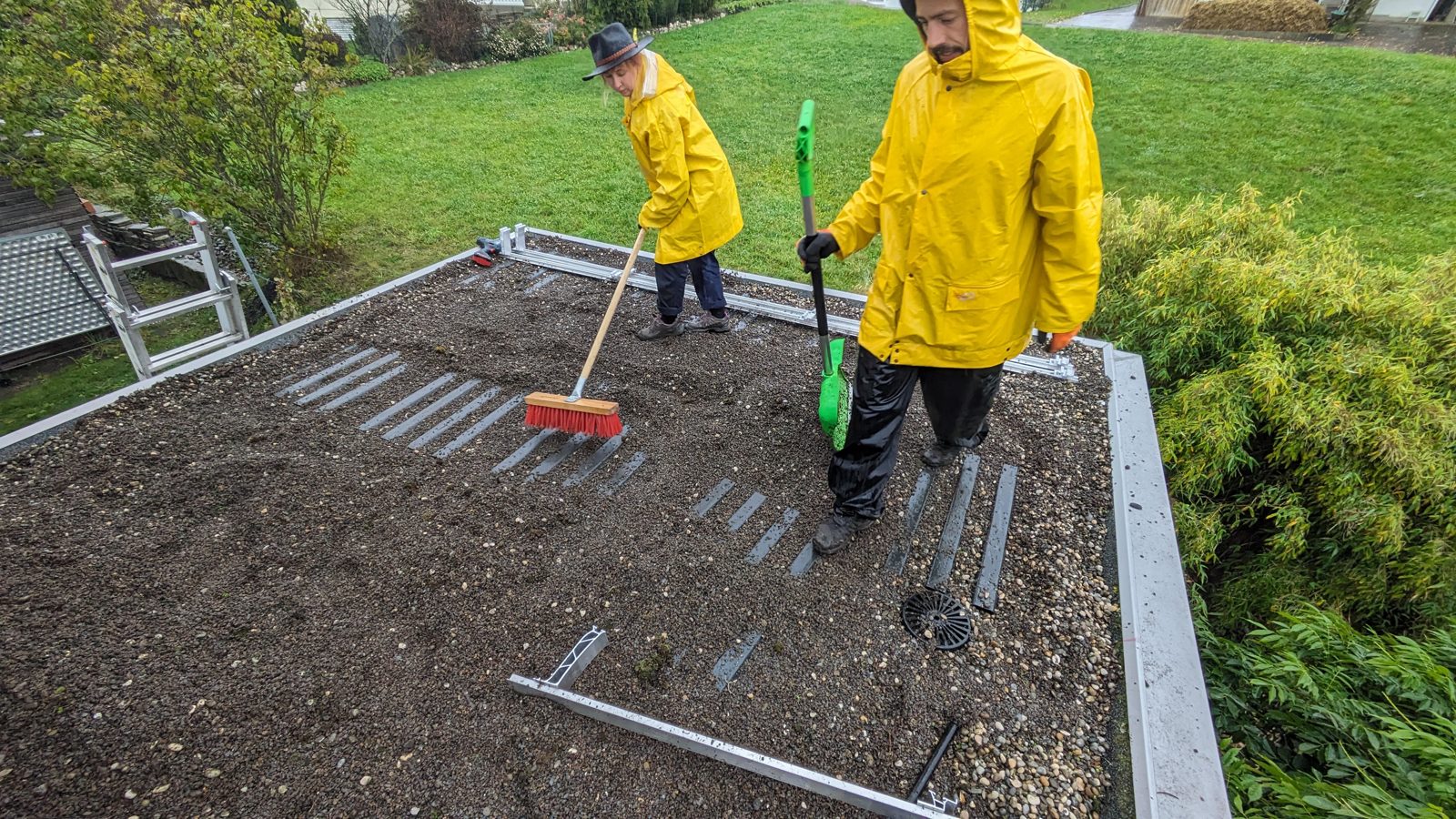 Solarmaa-Team bereitet das Flachdach in Horriwil bei Regen vor