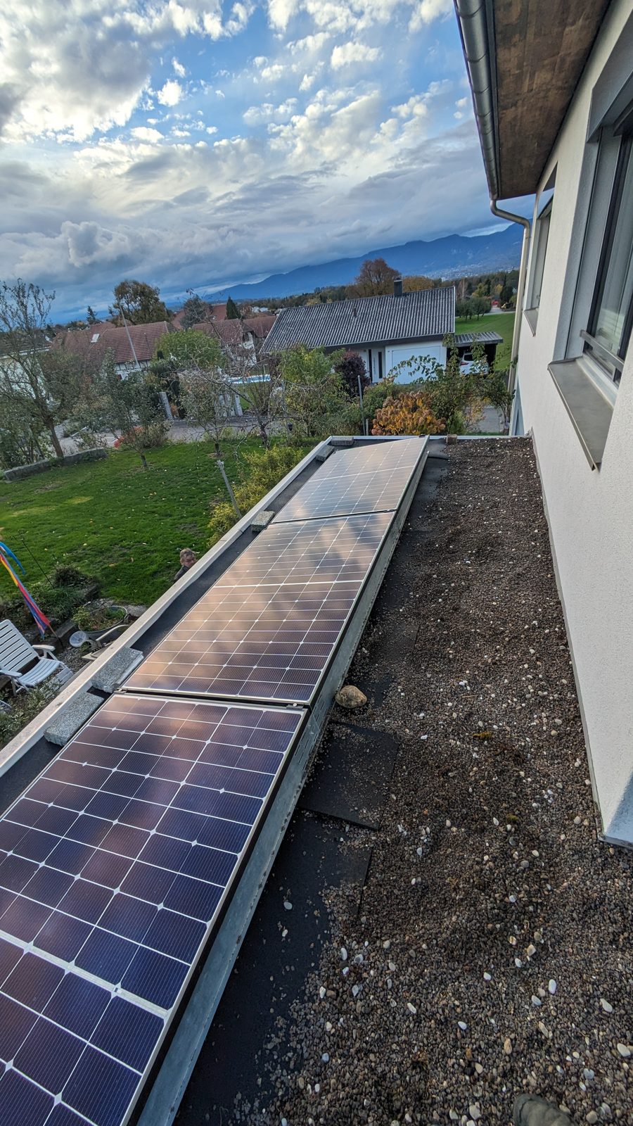 Aufgeständerte Module auf dem Kiesflachdach in Horriwil