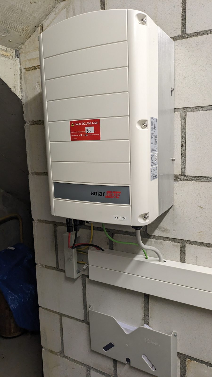 SolarEdge-Wechselrichter im Keller des Hauses in Horriwil