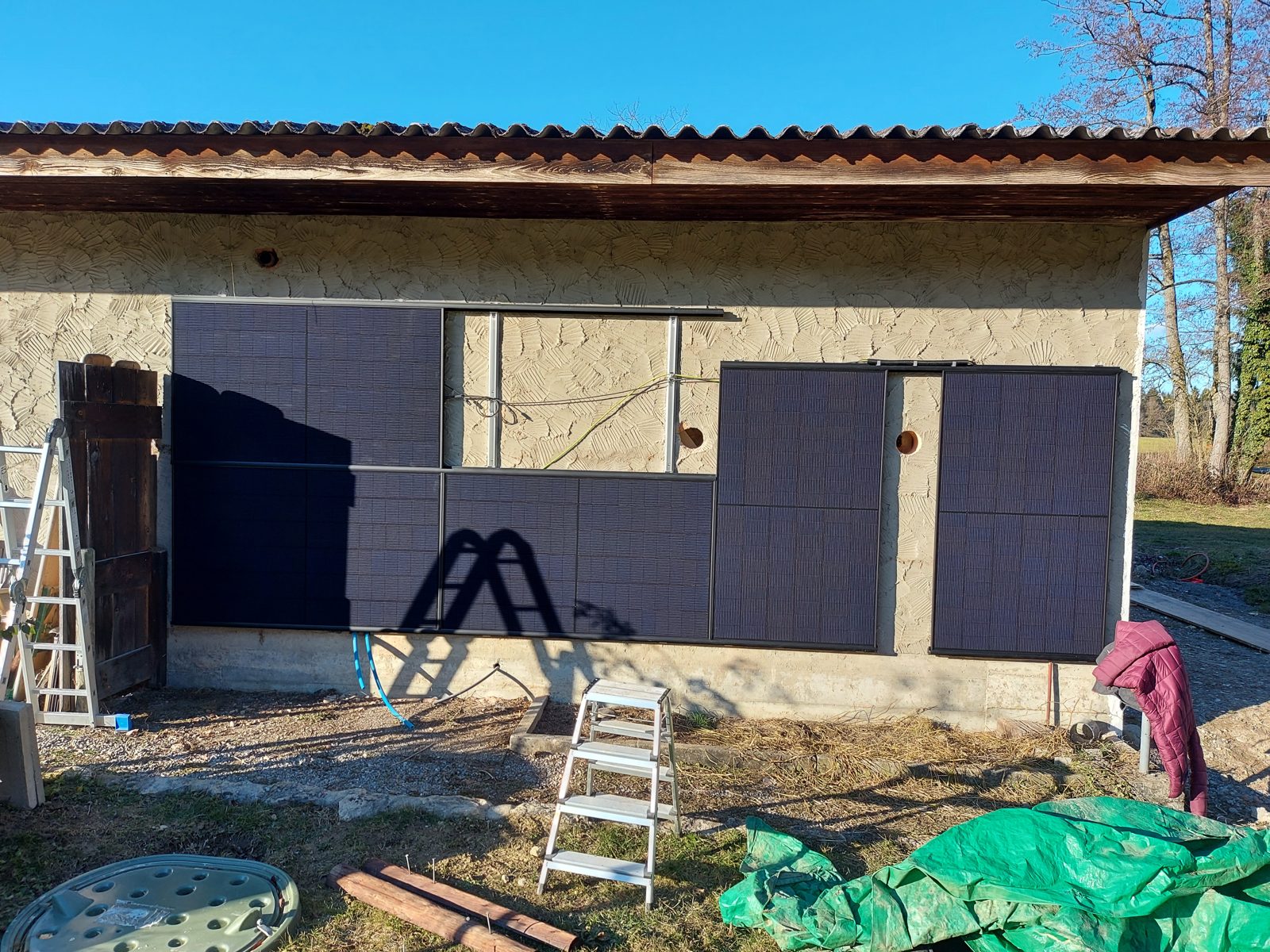 Inselanlage an der Fassade eines Wochenendhauses in Lyss Hardern – Solarmaa