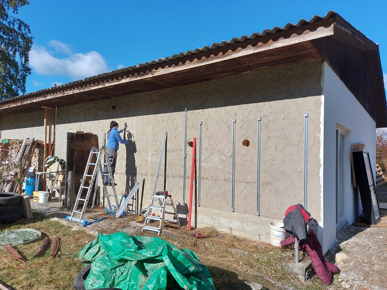 Solarmaa montiert die vertikale Unterkonstruktion an der Fassade in Lyss Hardern