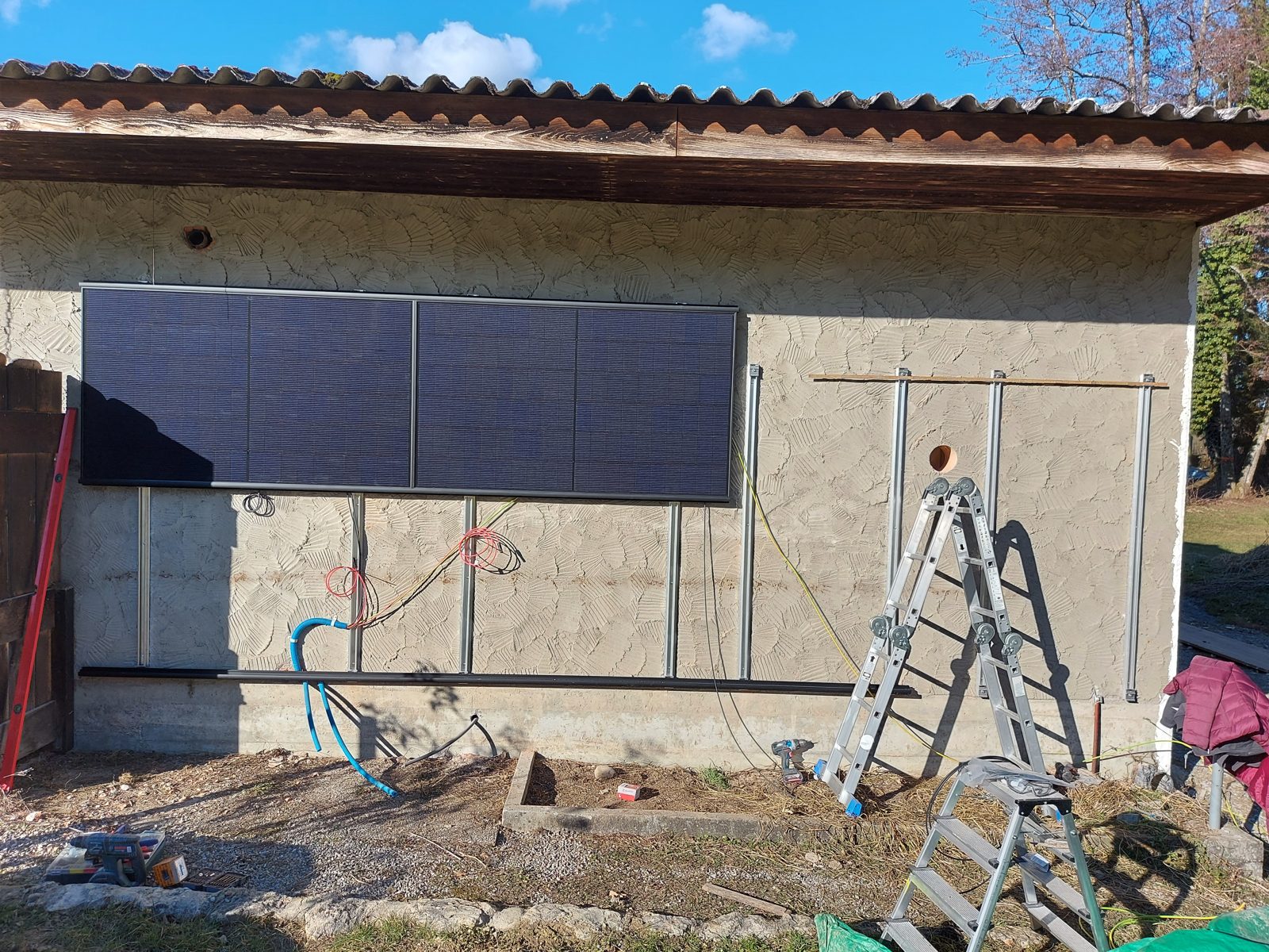 Erste Meyer-Burger-Module an der Fassade des Wochenendhauses in Lyss Hardern