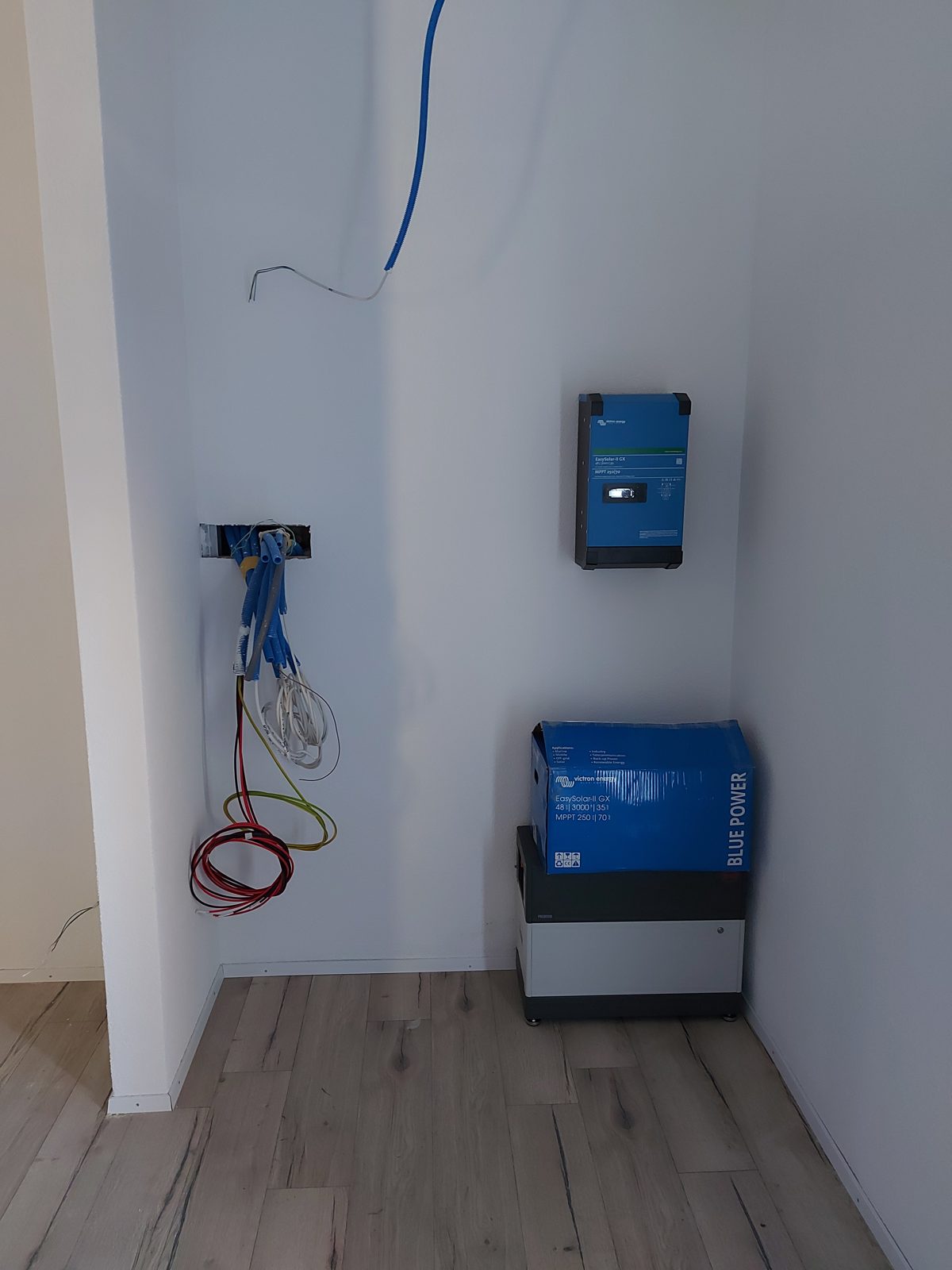 Victron-Wechselrichter und BYD-Batteriespeicher im Technikraum der Inselanlage Lyss Hardern