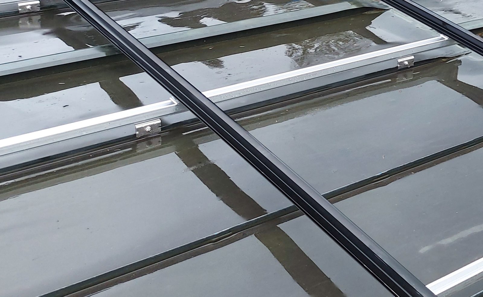 Detail des Einlegesystems: Aluminiumschiene mit Falzklemme auf dem Stehfalzdach in Merzligen