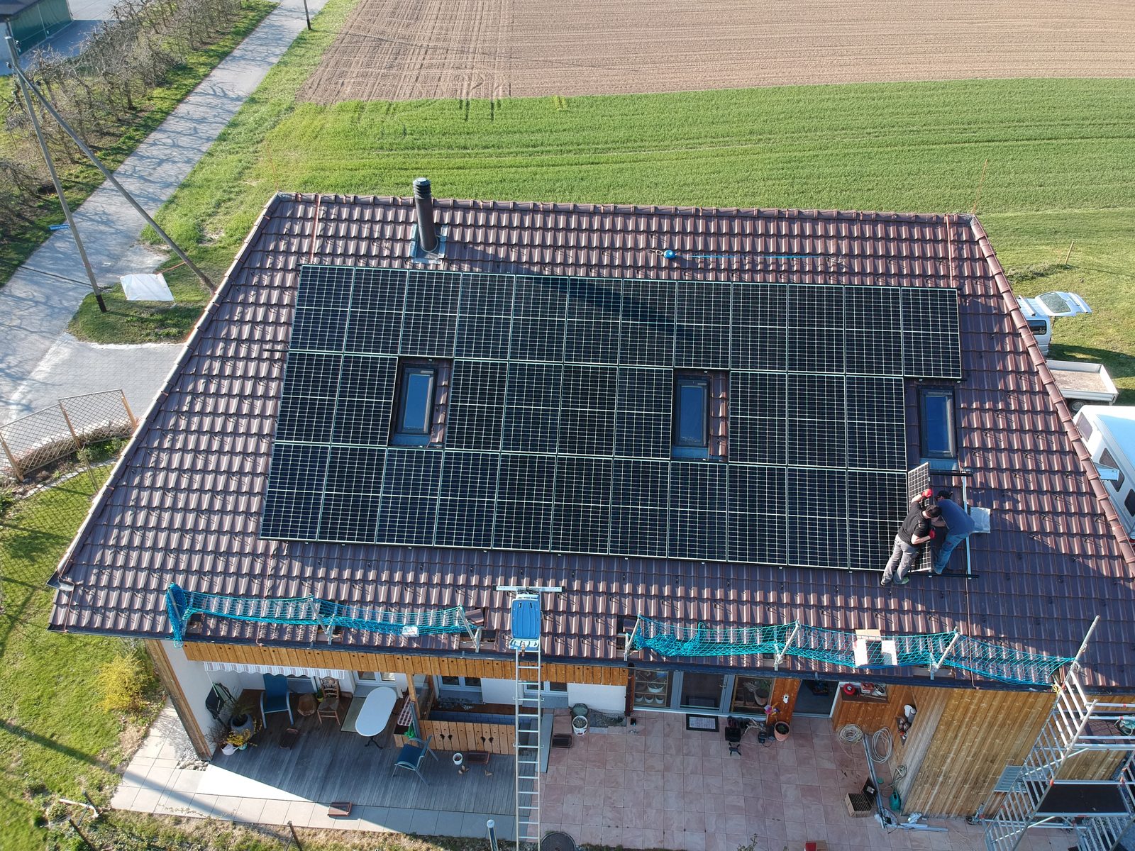 Aufdach-Solaranlage mit 32 Modulen auf dem Ziegeldach eines umgebauten Bauernhauses in Hermrigen – Solarmaa