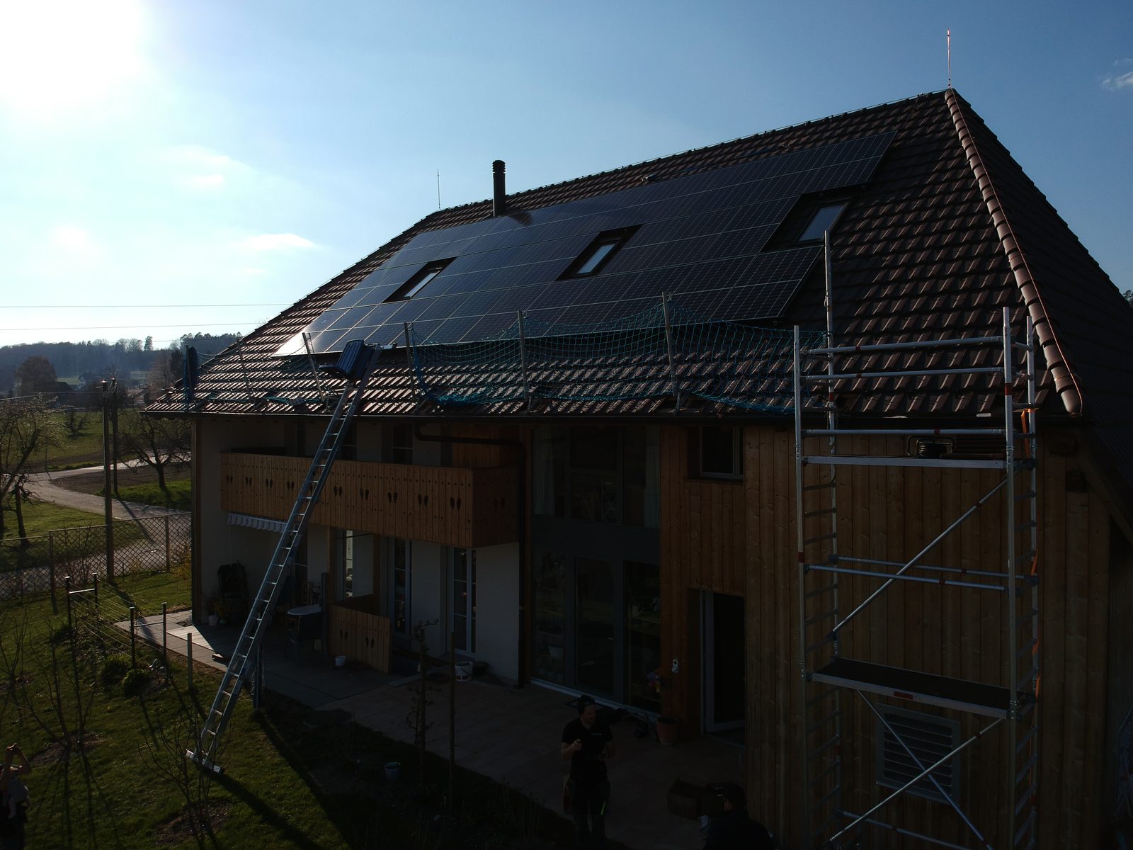 Fertige Solaranlage auf dem Bauernhaus in Hermrigen im Gegenlicht
