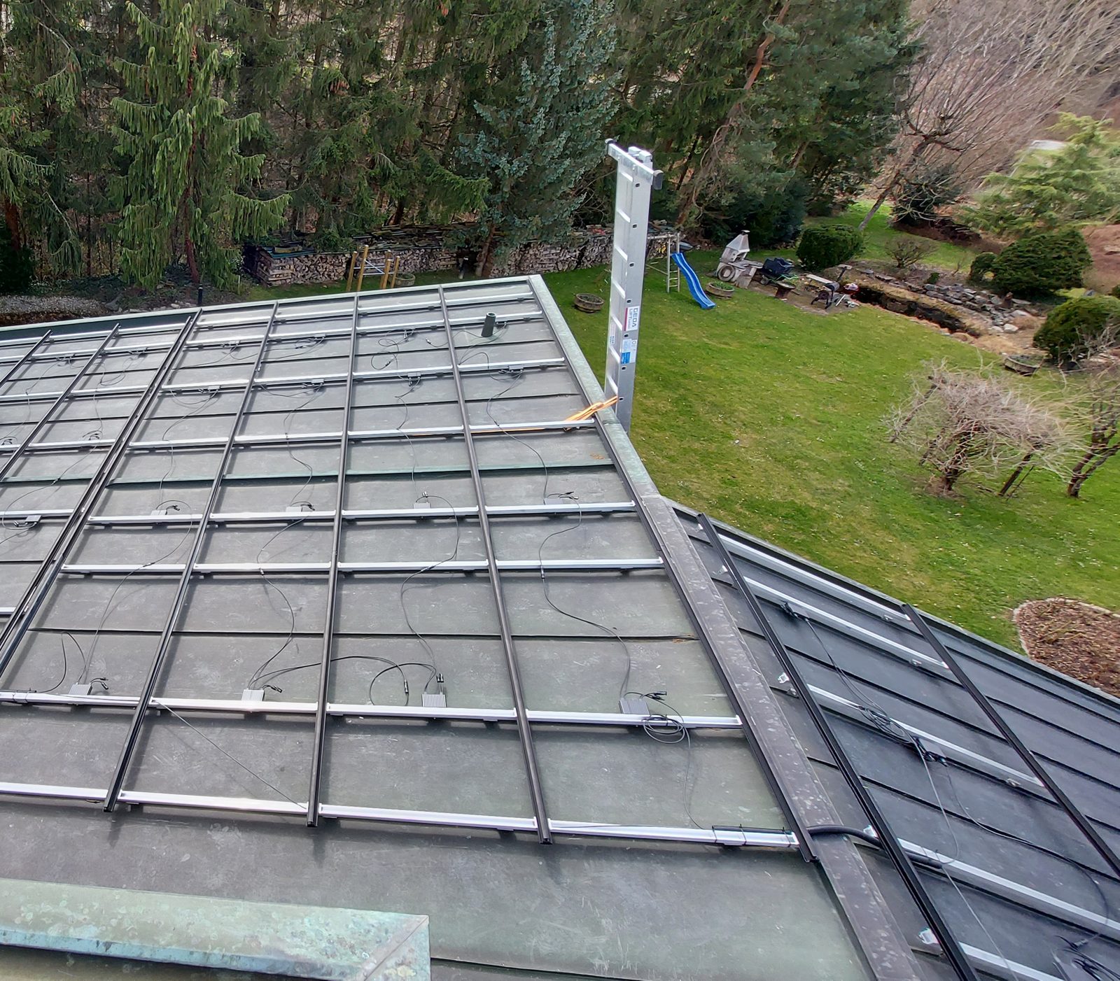 Stehfalzdach in Merzligen vor der Montage der Solaranlage