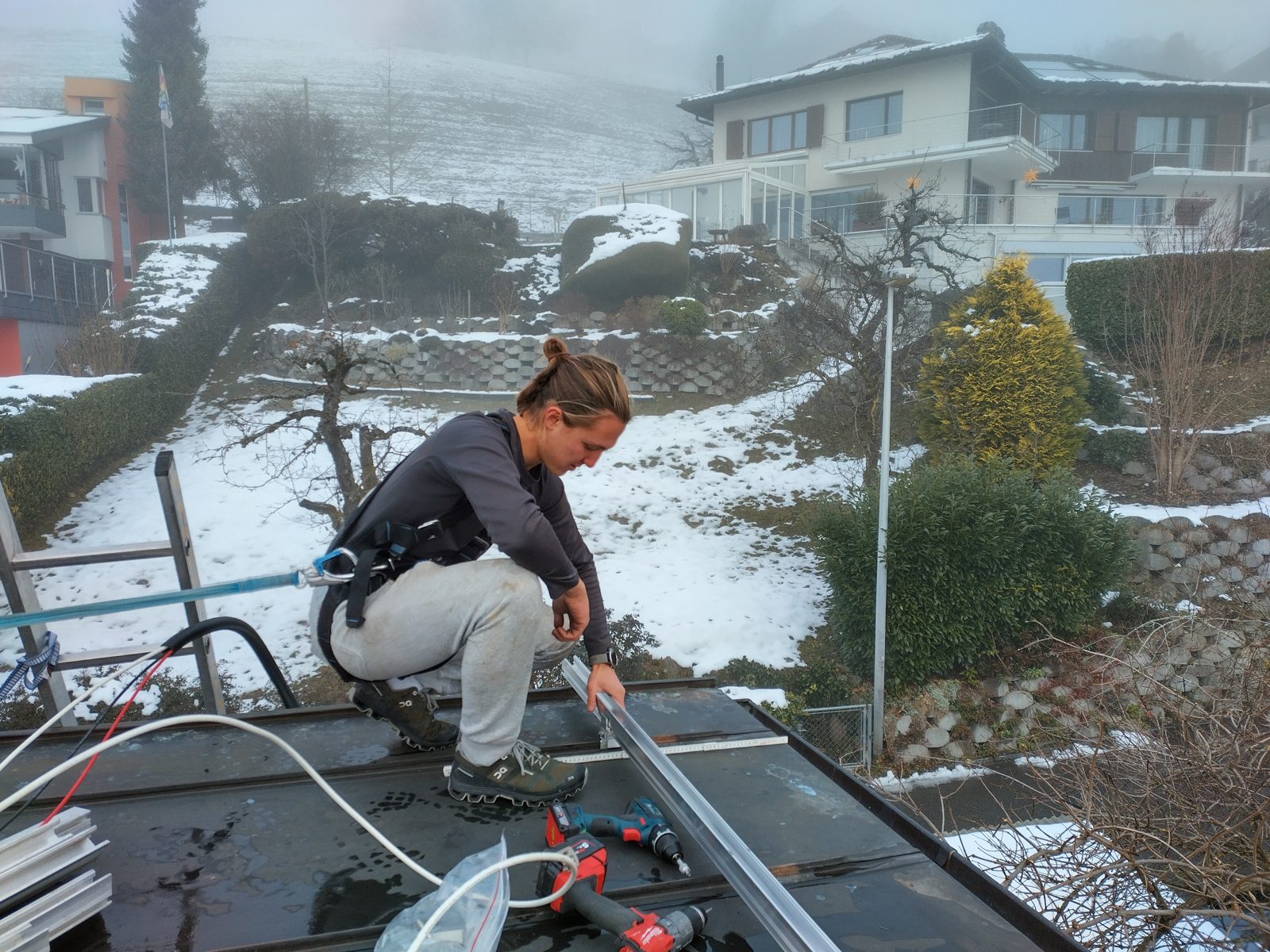 Solaranlage auf einem Blechfalzdach in Oberhofen – Solarmaa
