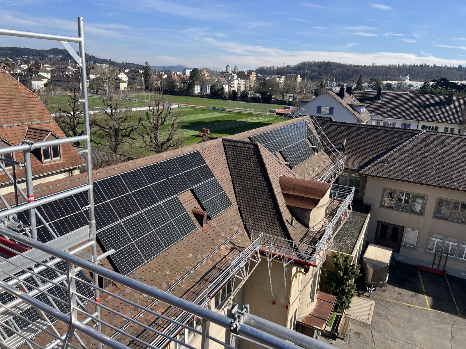 36 kWp Aufdachanlage auf Biberschwanzziegeln in Biel Gurzelen – Solarmaa