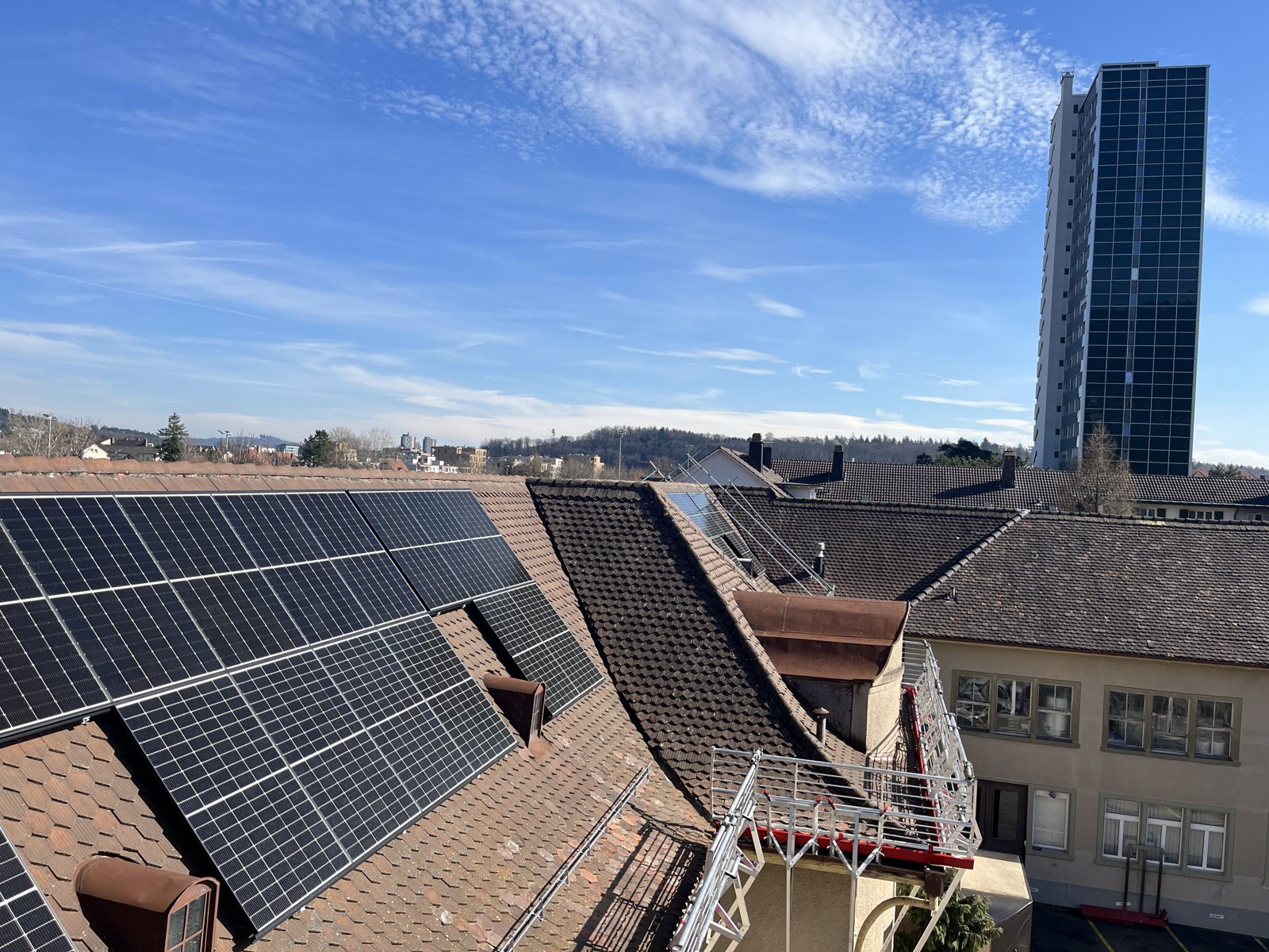Fertige Aufdachanlage auf Biberschwanzziegeln in Biel mit Hochhaus im Hintergrund
