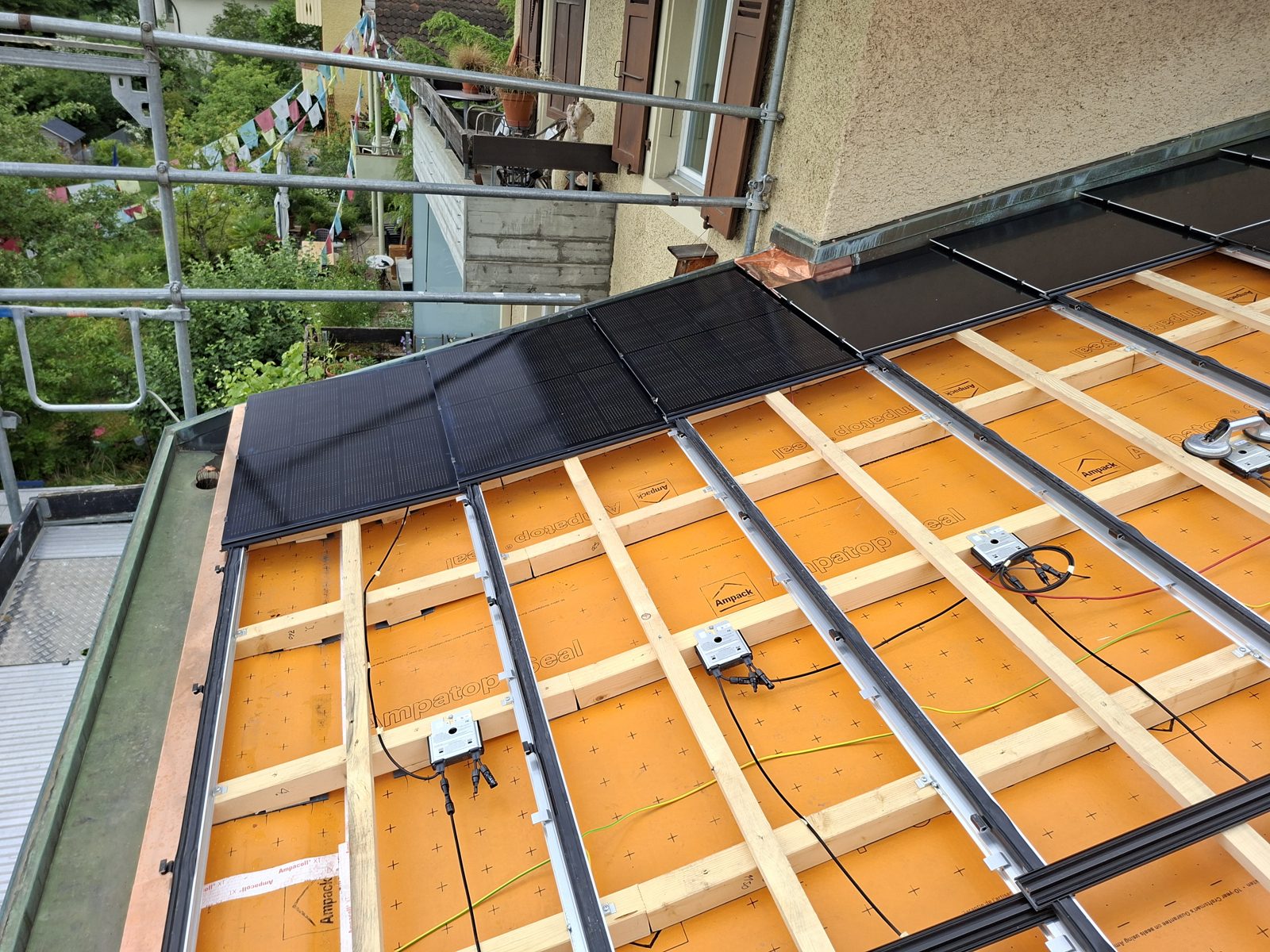 Verlegen der SwissSolarRoof-Module auf der neuen Dachkonstruktion in Biel