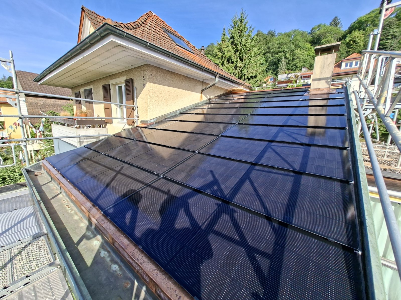 Indach-Solaranlage auf einem Mehrfamilienhaus im Beaumont-Quartier Biel – Solarmaa