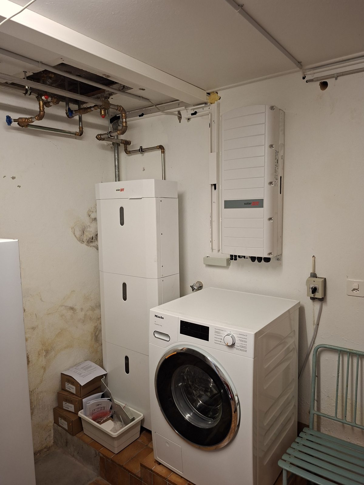 SolarEdge-Wechselrichter und SolarEdge-Home-Batterie im Technikraum des Mehrfamilienhauses in Biel