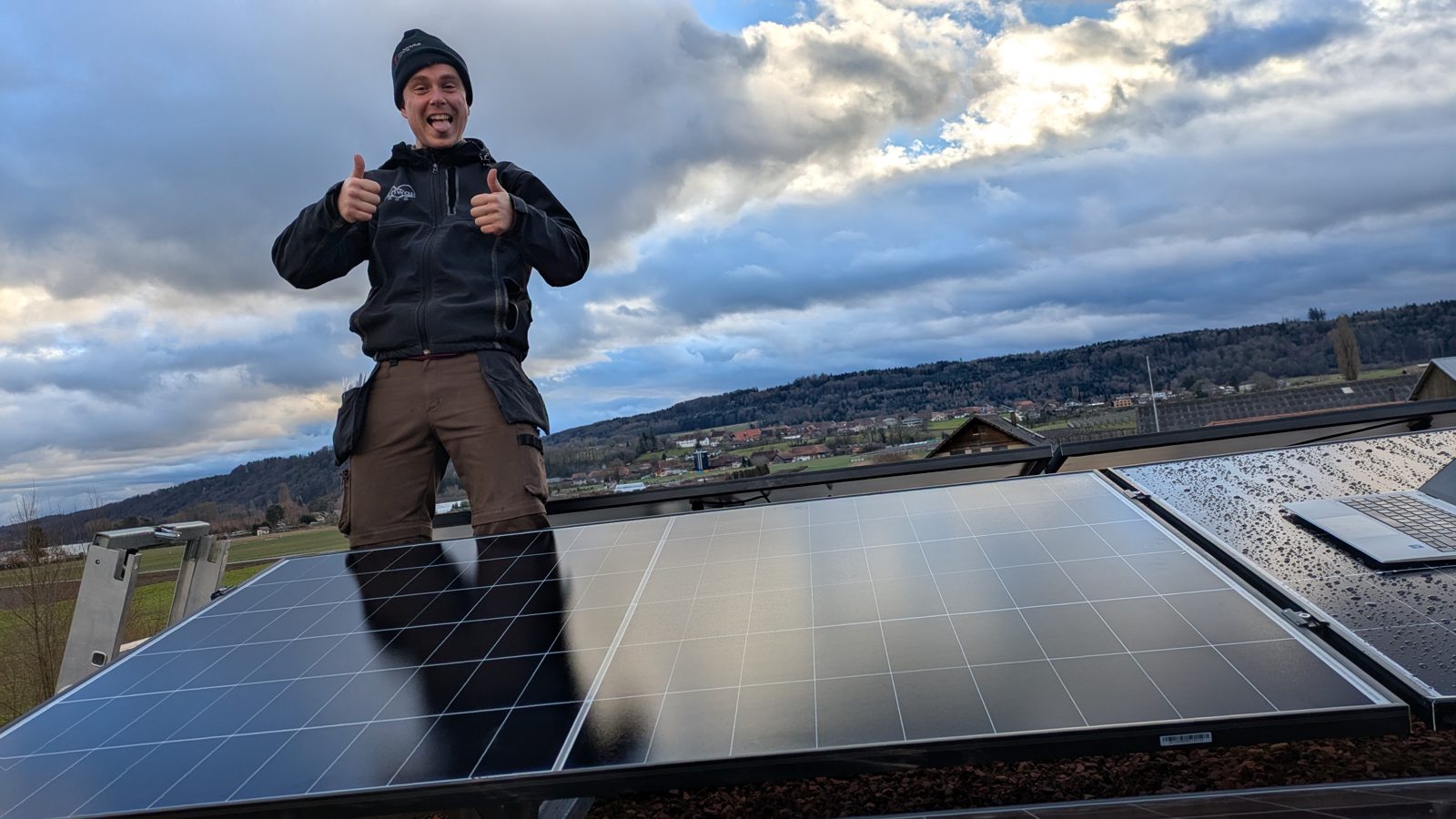 Solarmaa-Monteur auf der fertigen Aufdachanlage über Biel