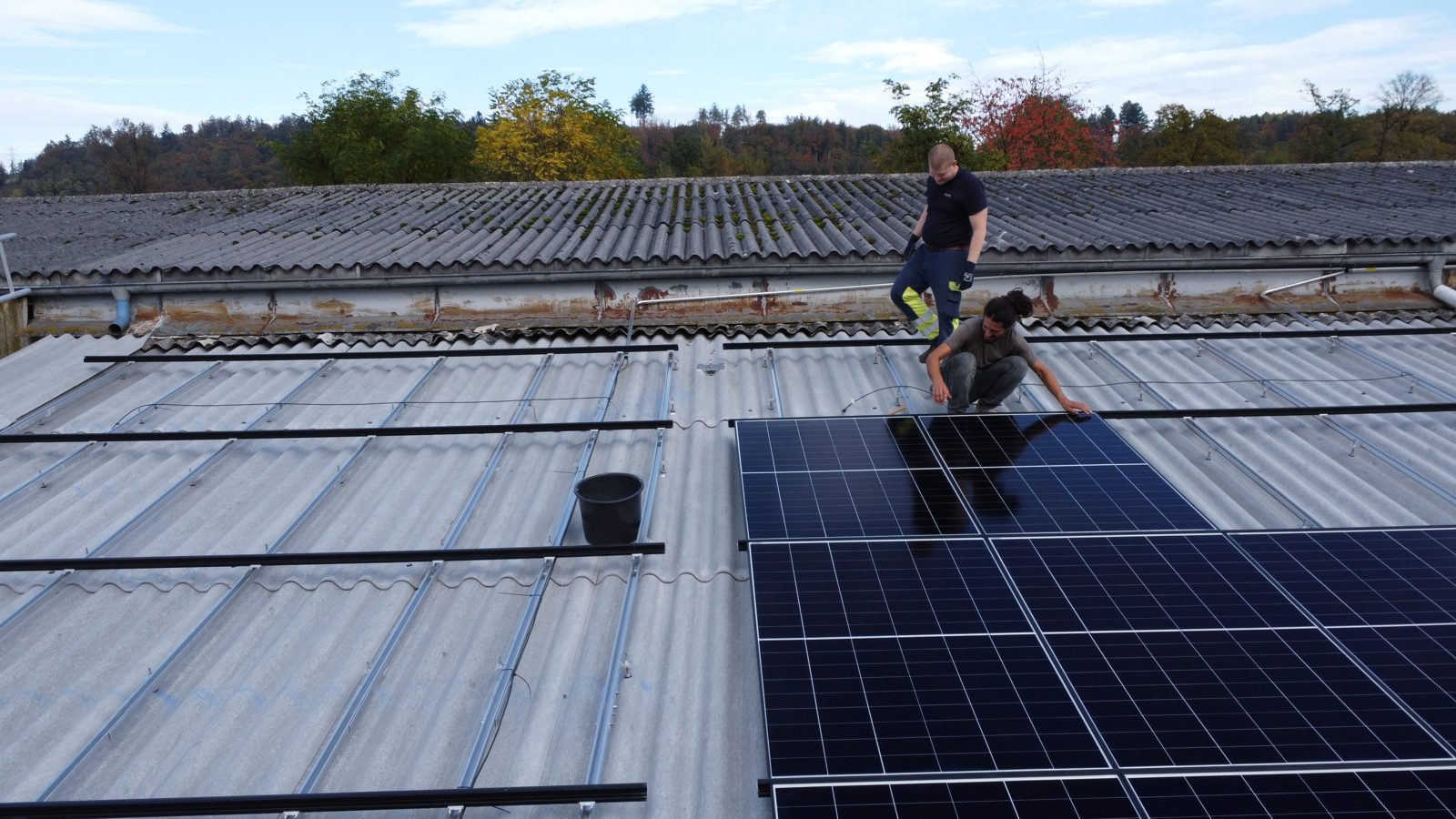 Solarmaa-Team montiert Module auf einem Gewerbedach in Burgdorf