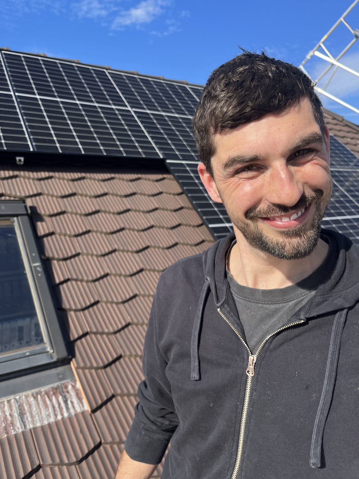 Solarmaa-Mitarbeiter vor der fertigen Aufdachanlage auf einem Ziegeldach