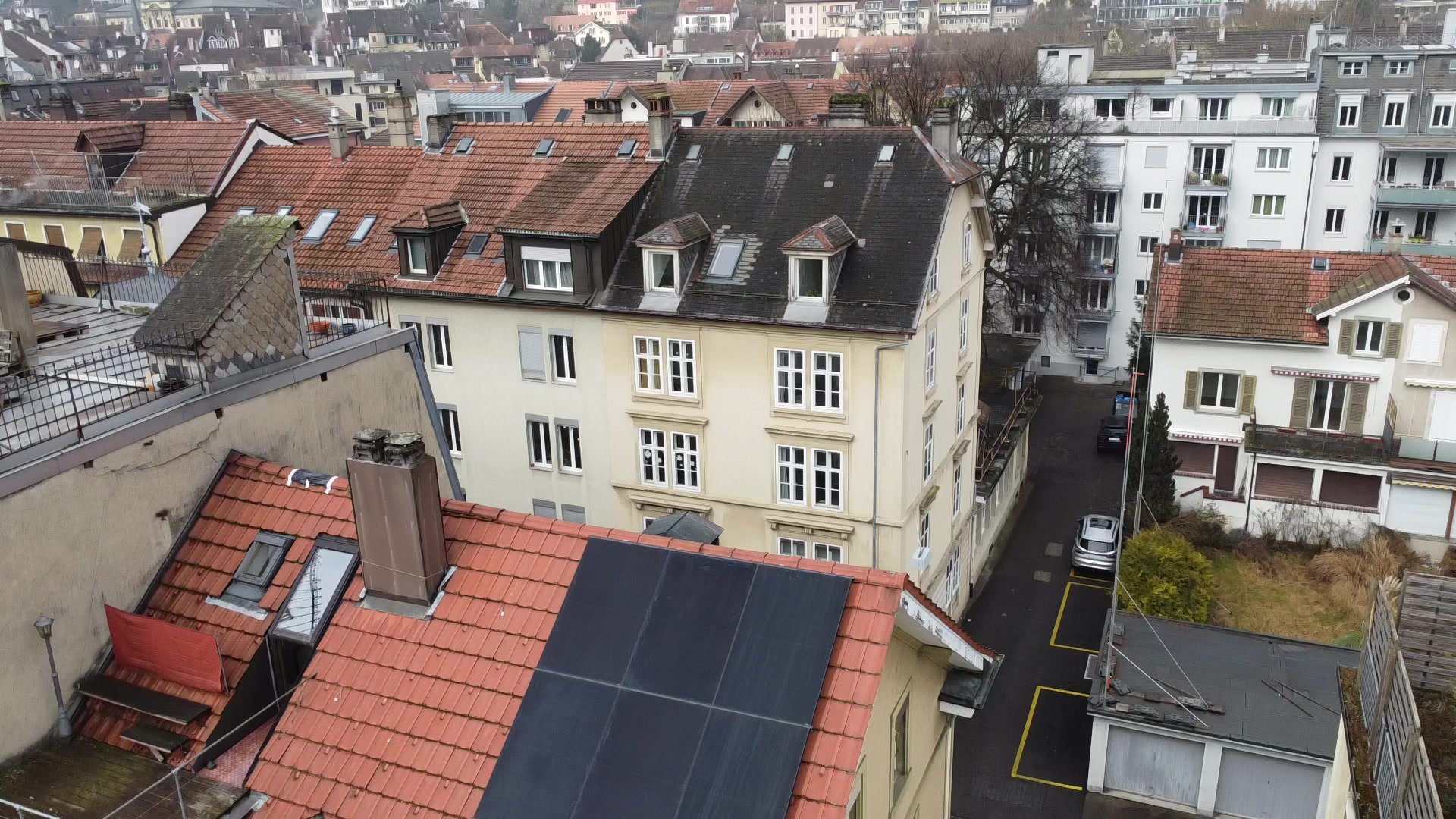 Blick über das Bieler Quartier mit der Solaranlage auf dem K-Objekt