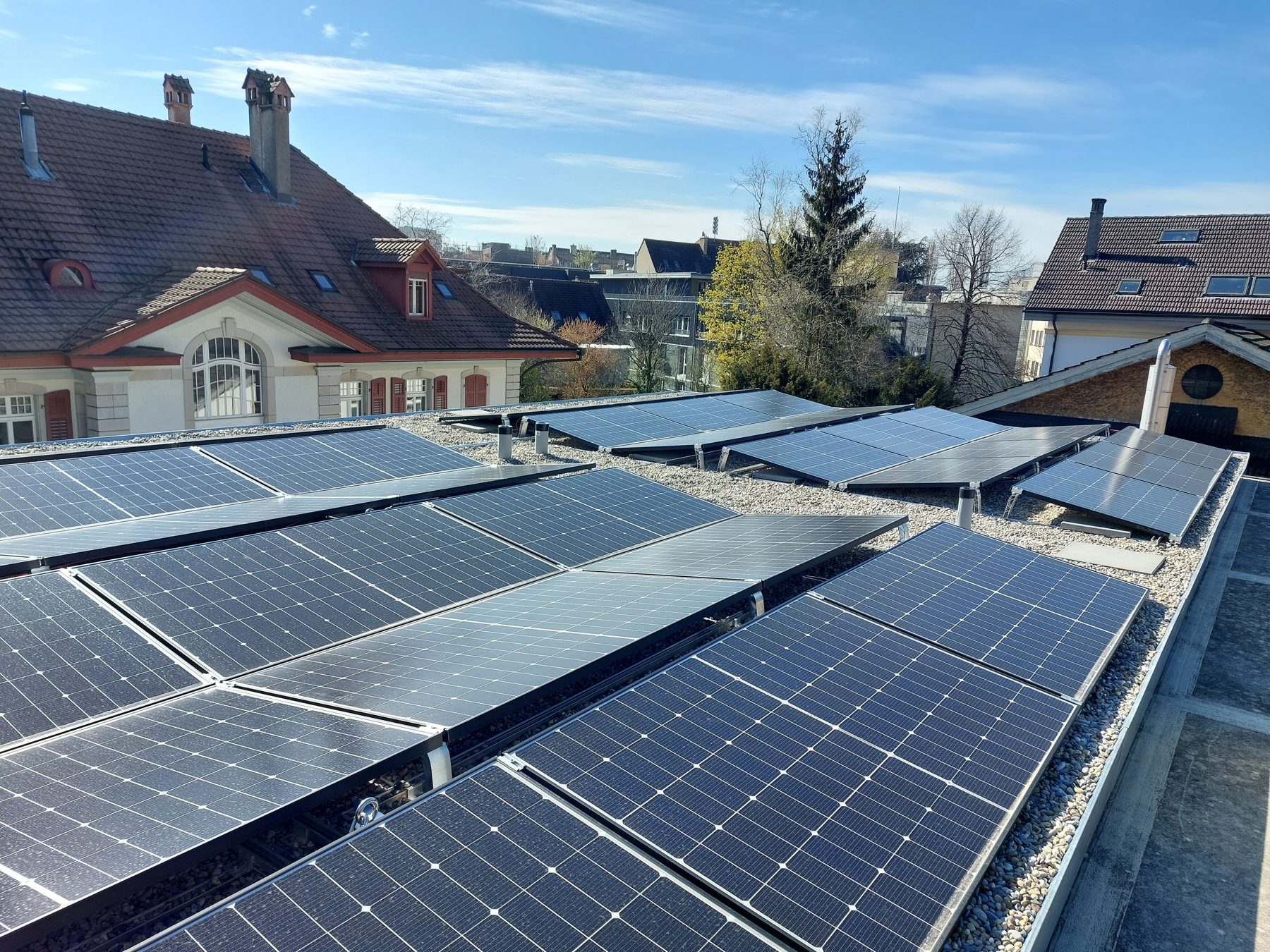 36 Meyer-Burger-Module in Reihen auf dem Flachdach in Biel