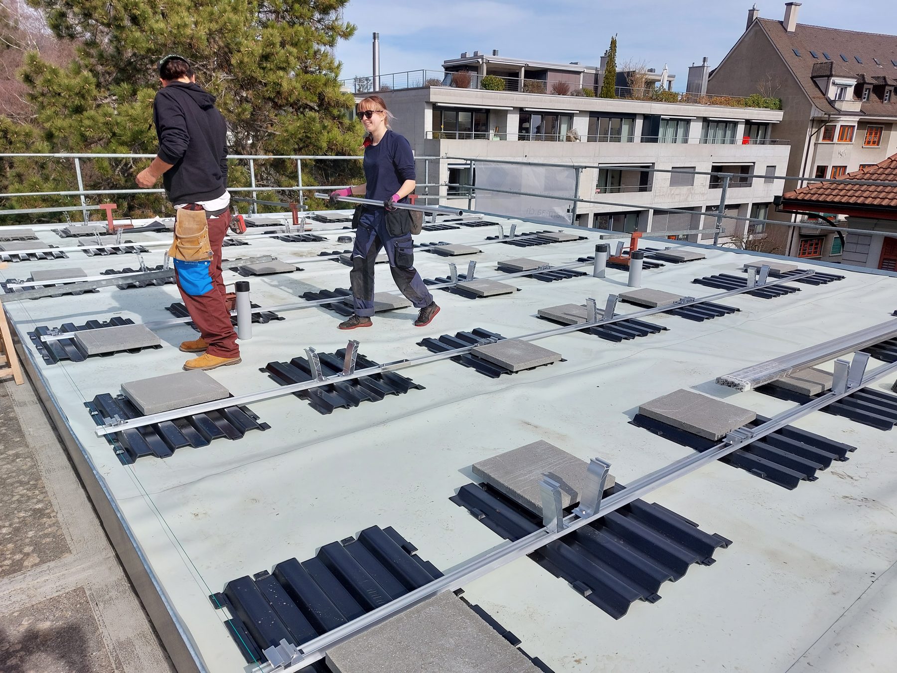 Montage der Unterkonstruktion auf dem Flachdach in Biel