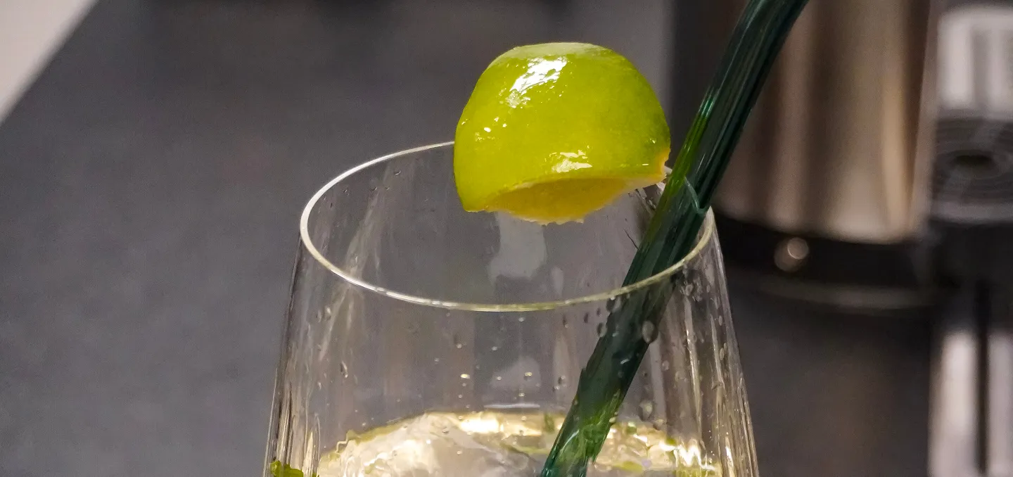 Cocktail mit Limette im Glas für mobile Cocktailbar und Eventservice