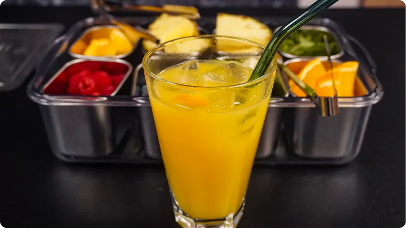 Fruchtiger Cocktail mit vorbereitetem Topping für schnelle Ausgabe auf Events