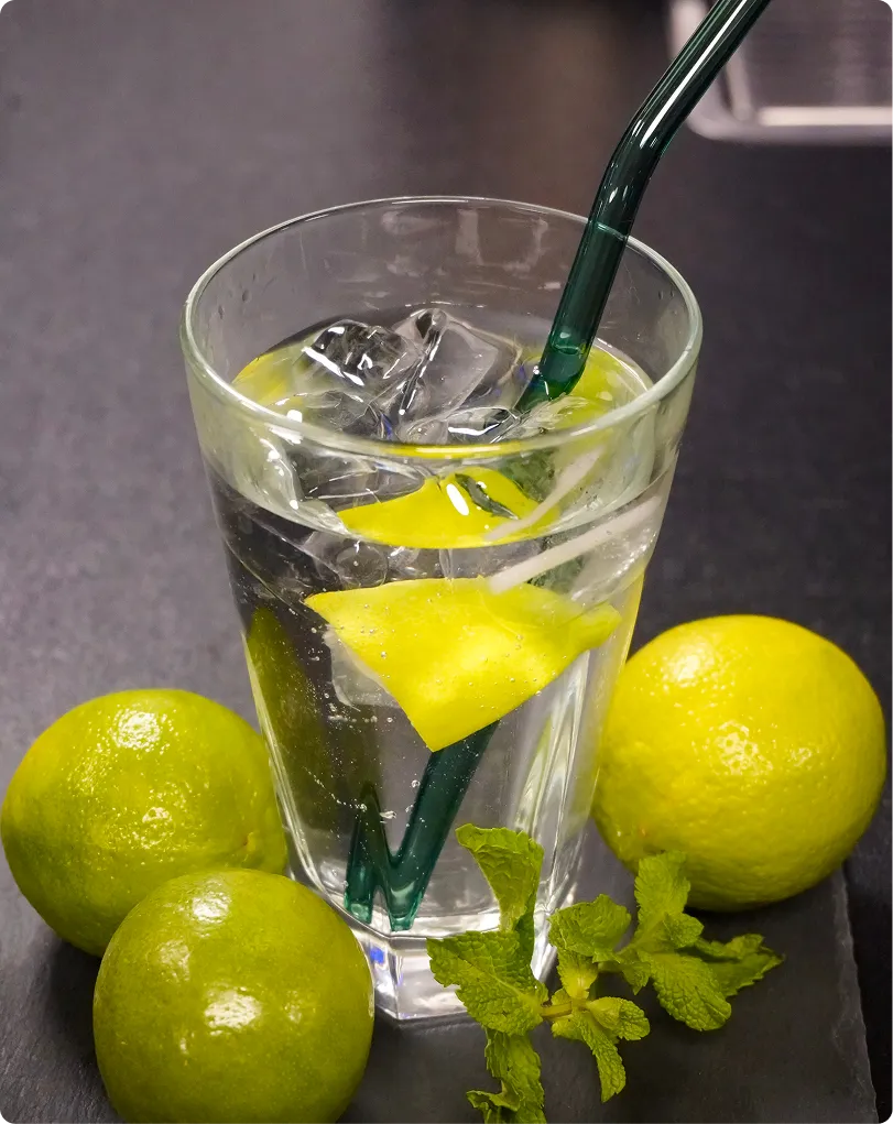 Longdrink mit Limette und Eis für Firmenfeiern, Hochzeiten und Geburtstage