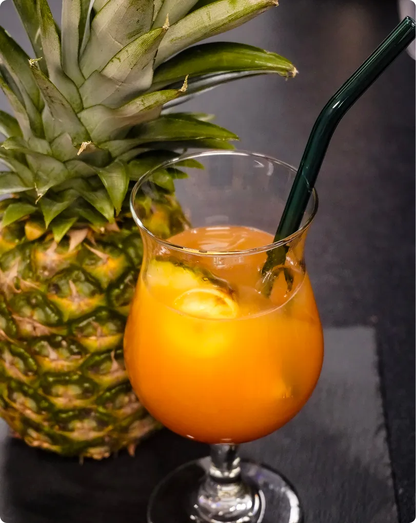Tropischer Cocktail mit Ananas für Sommerfeste, Hochzeiten und Events