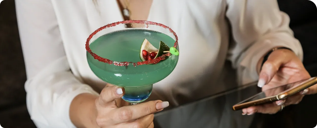 Cocktail mit Beeren und Eis in Nahaufnahme für Event-Catering