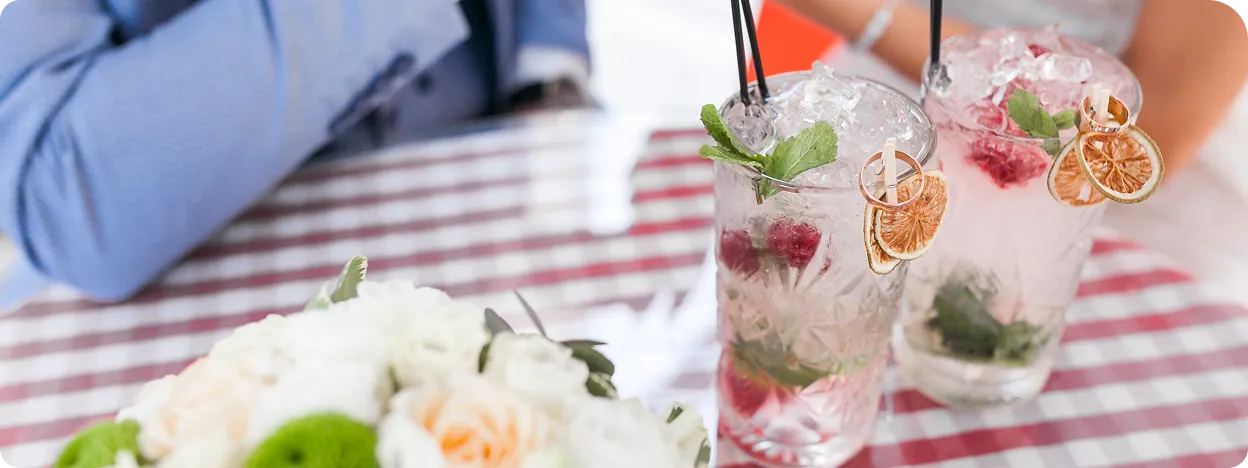 Frisch servierte Cocktails bei einem Event von Go Cocktails