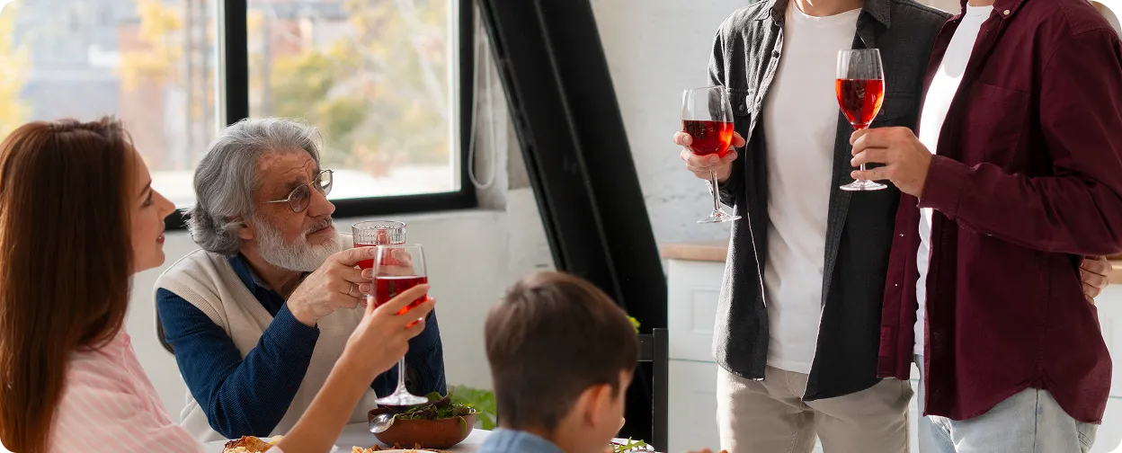 Gäste genießen Cocktails auf einer Feier mit Go Cocktails