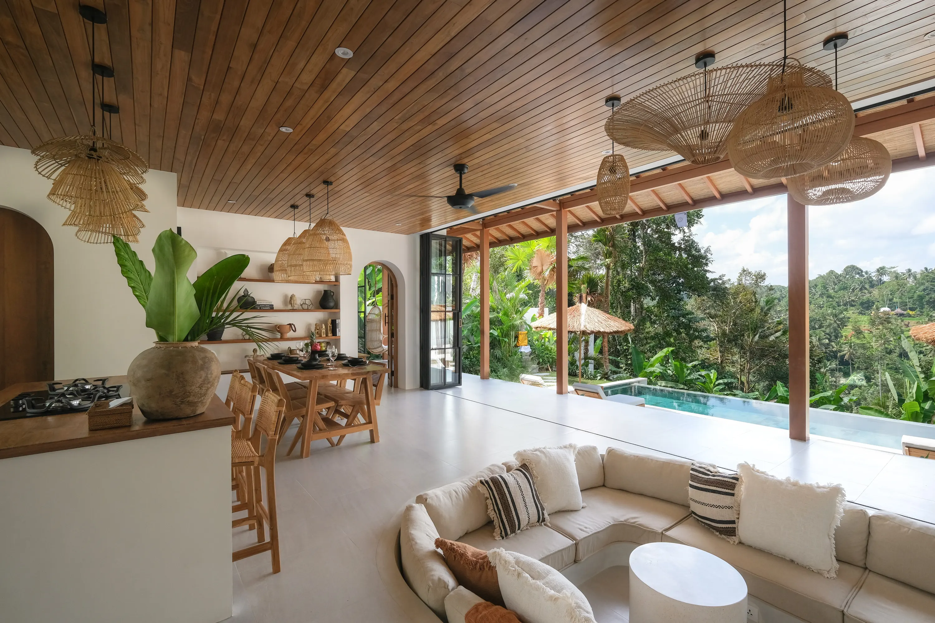 Salon ouvert avec vue jungle et piscine à débordement, villa Ubud — Genesis Bali