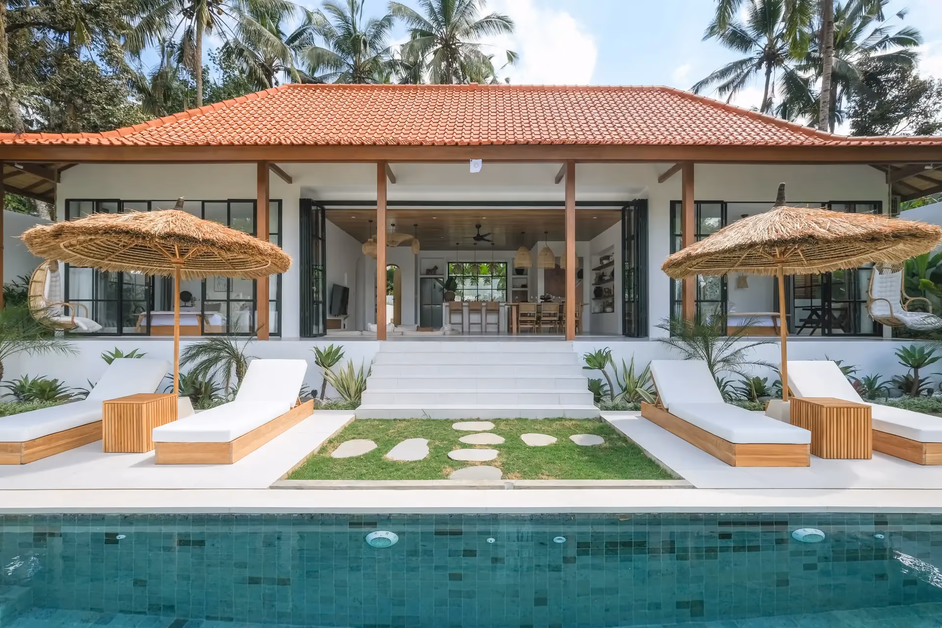 Façade de villa avec piscine turquoise à Ubud, Bali — Genesis Bali