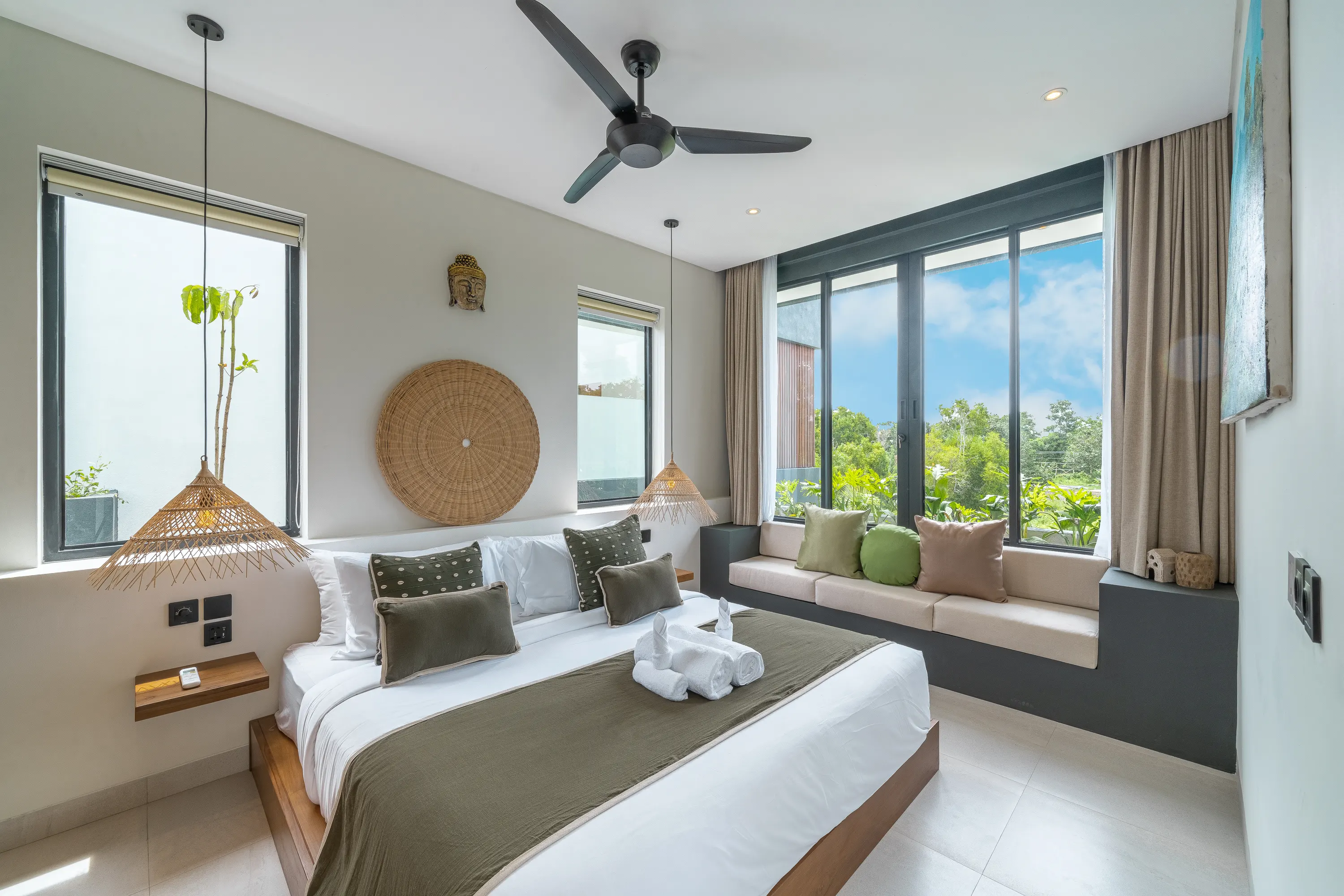 Chambre principale de la villa Kusa avec décoration tropicale, Canggu