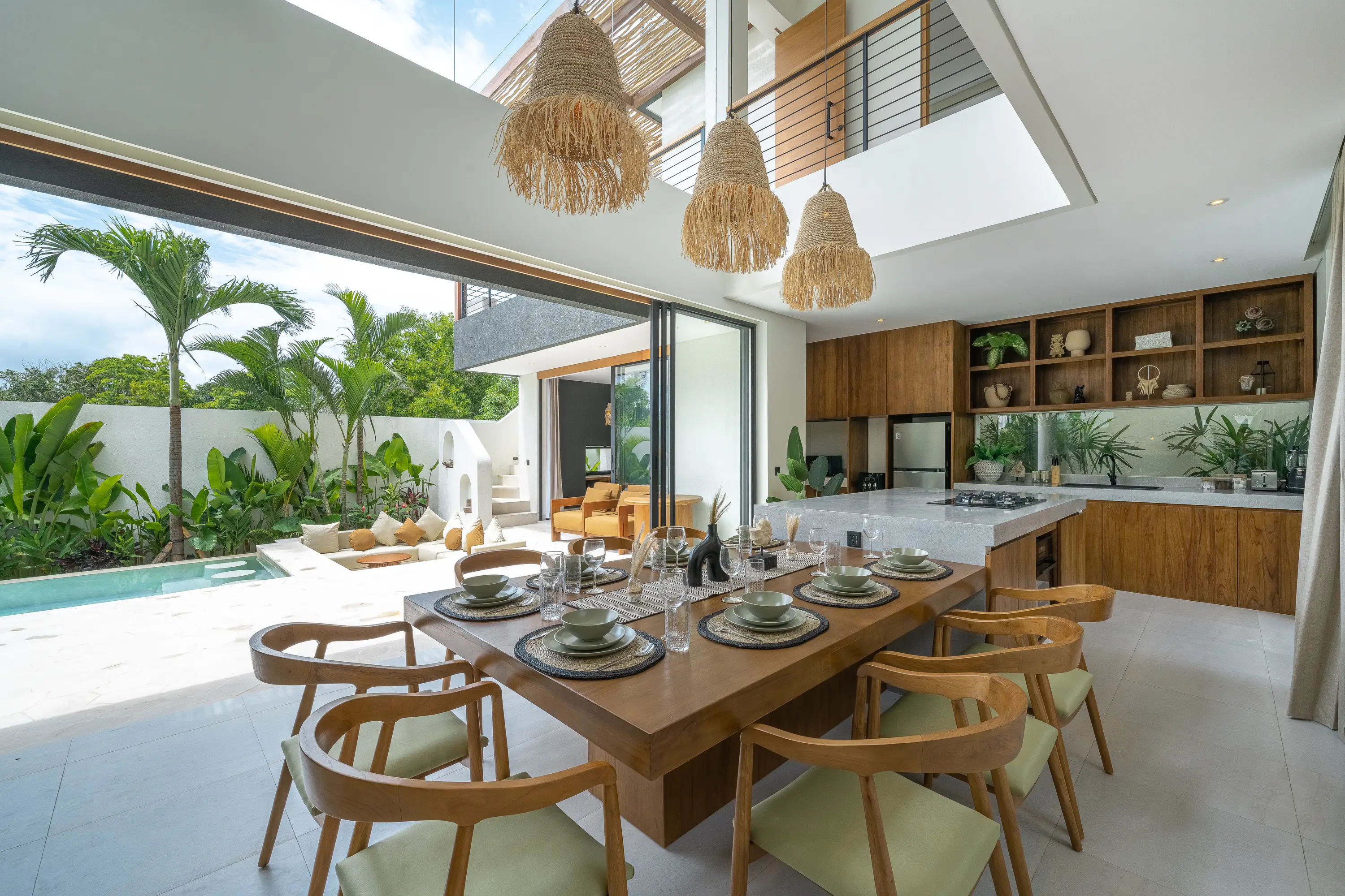 Cuisine tropicale de la villa Kusa avec mobilier en bois naturel
