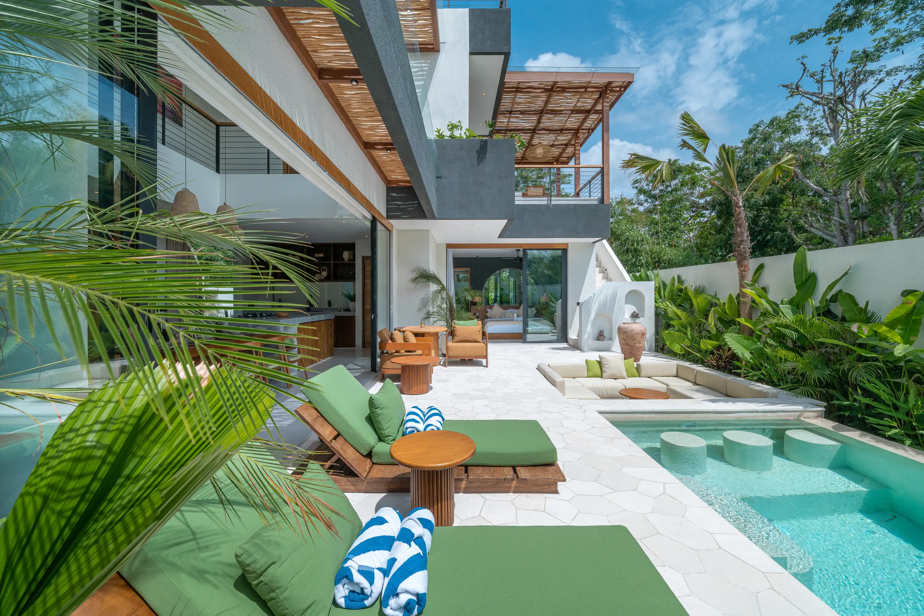 Villa Kusa à Canggu avec piscine à débordement et transats, Bali
