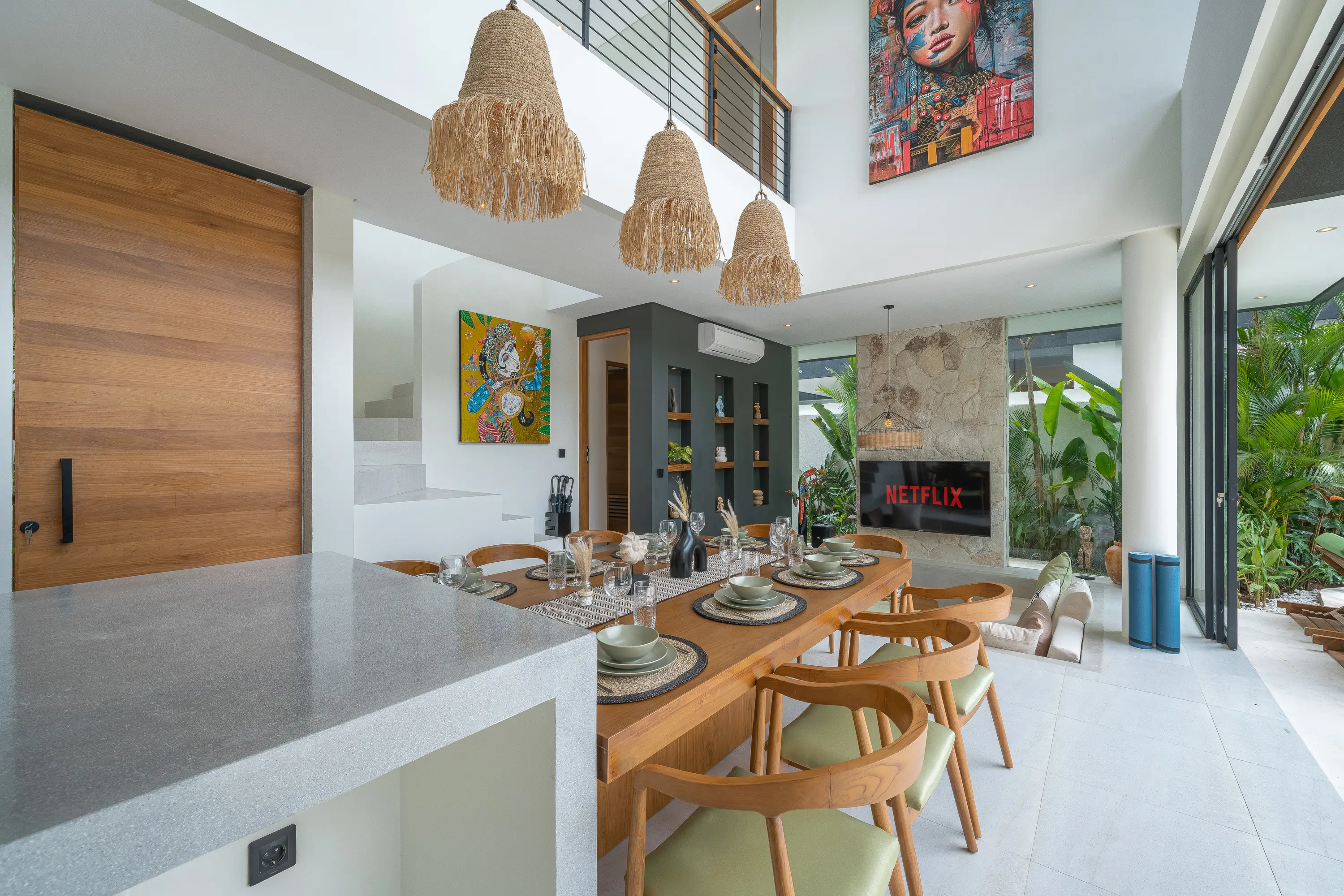 Salle à manger et cuisine de la villa Kusa avec design tropical, Canggu