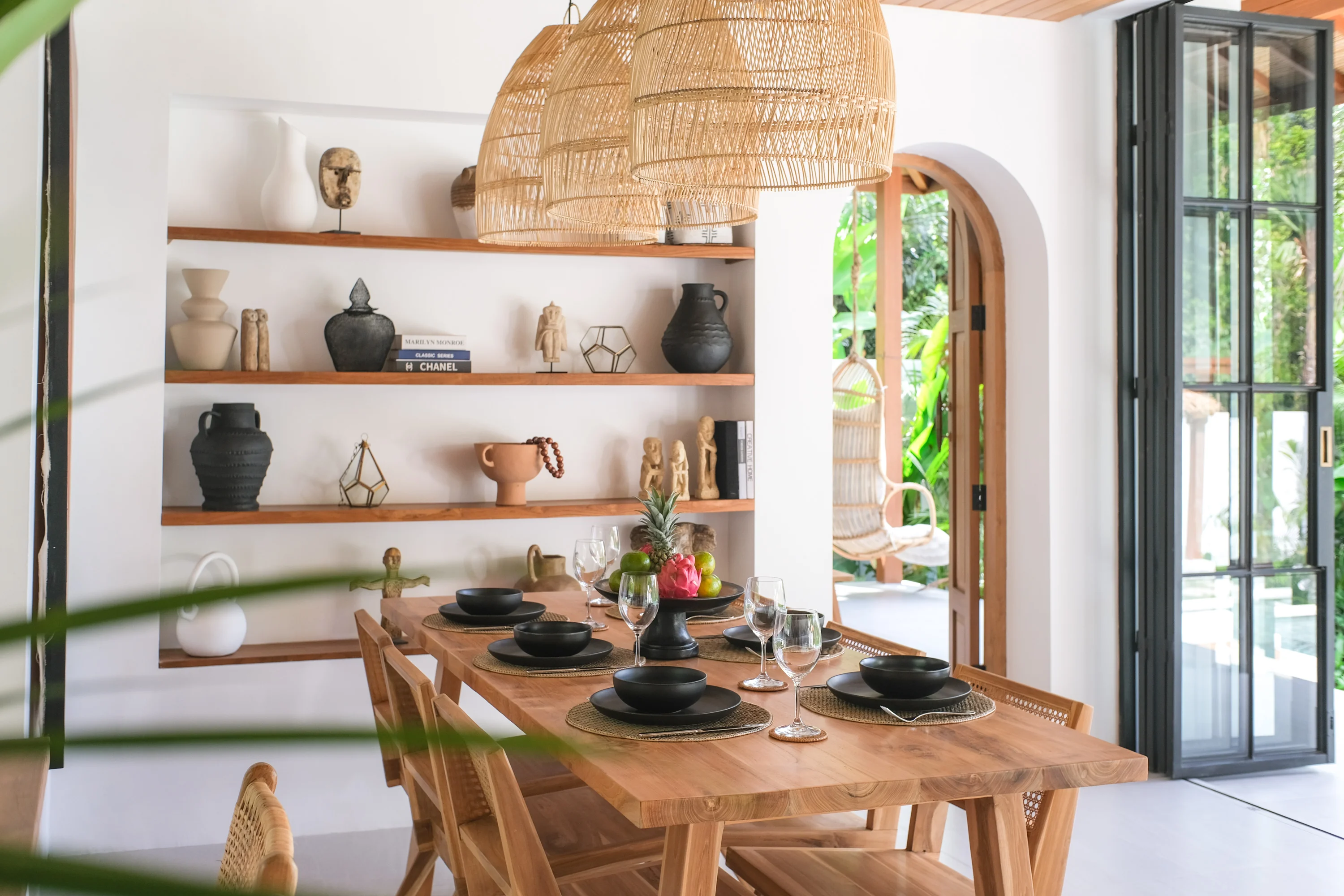 Salle à manger de la Villa Lestari avec design Japandi, Ubud