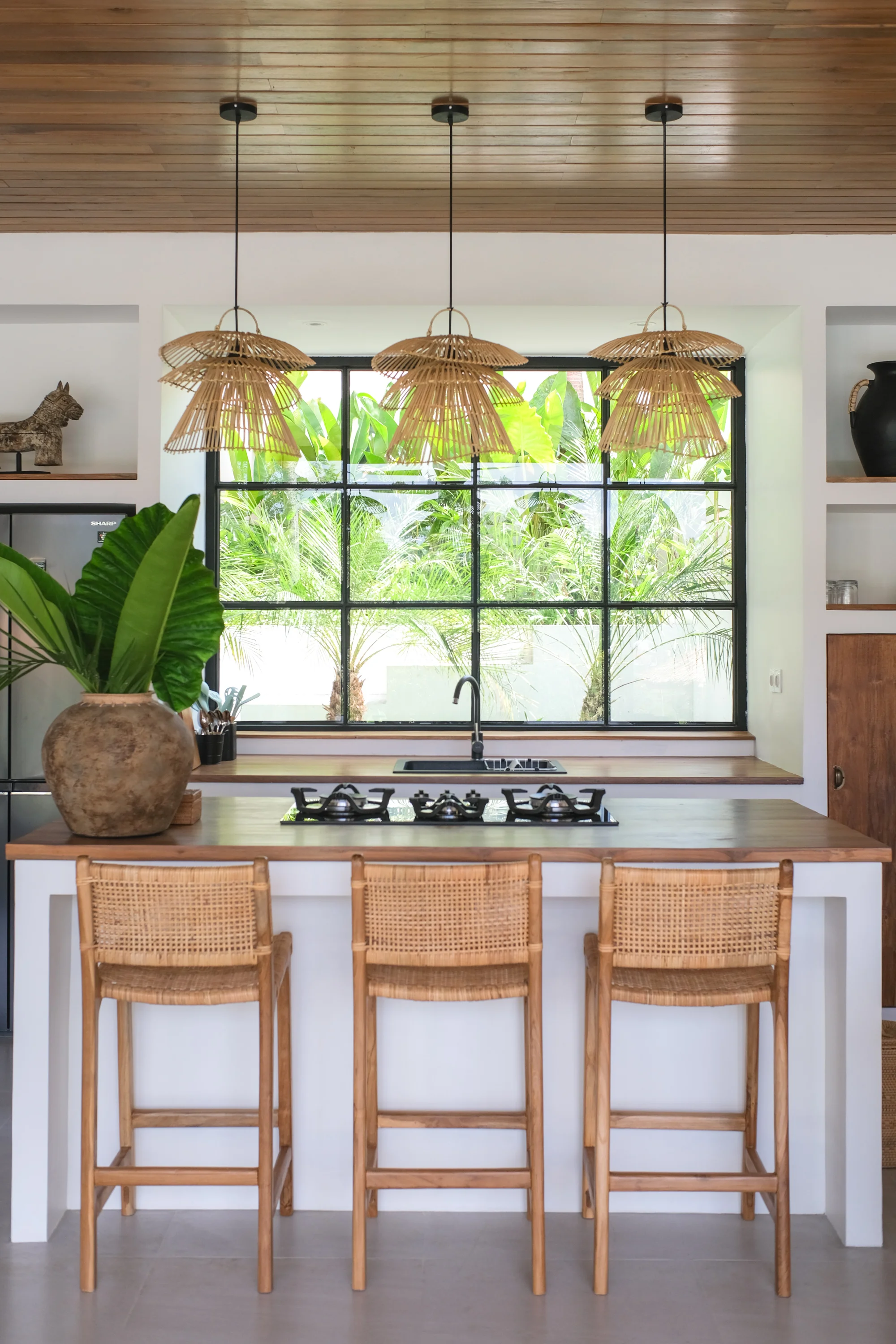 Cuisine en rotin de la Villa Lestari avec style balinais contemporain, Ubud