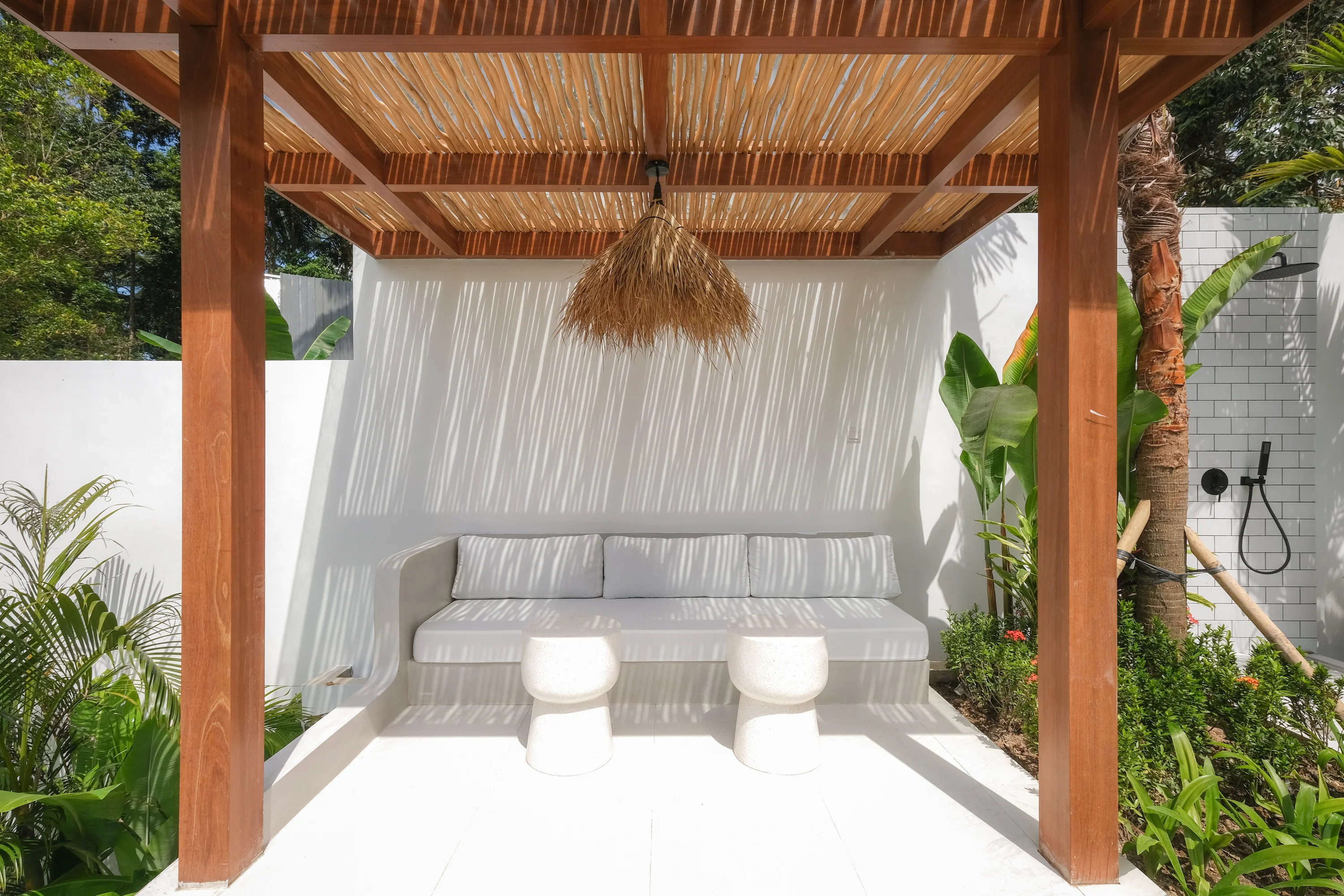 Pergola extérieure de la Villa Lestari pour détente en plein air, Ubud