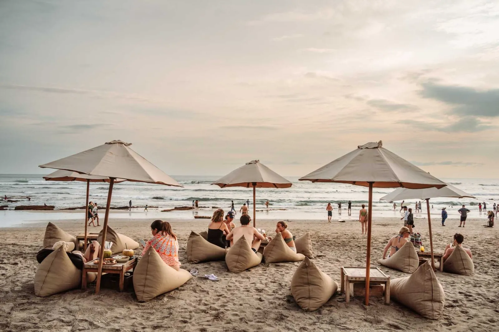 Vue de Canggu à Bali avec rizières et végétation tropicale